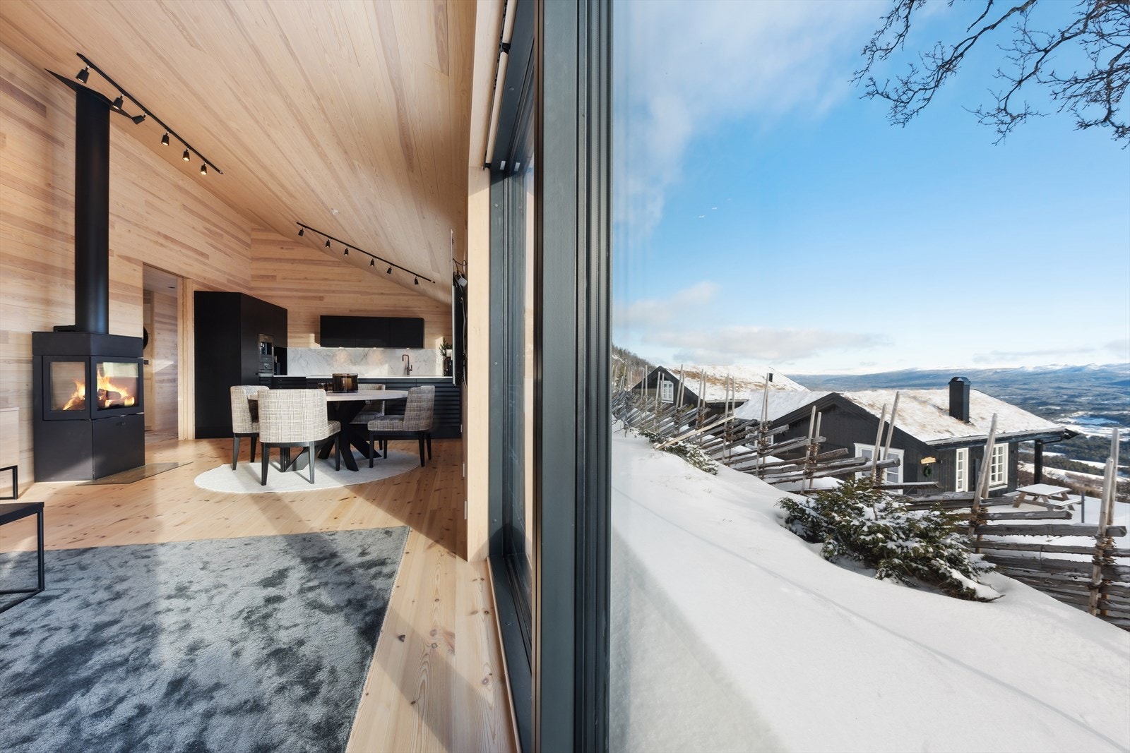 Store panoramavinduer gir en slående utsikt i stuen; her viser Norge seg fra sin beste side. Galleribilde