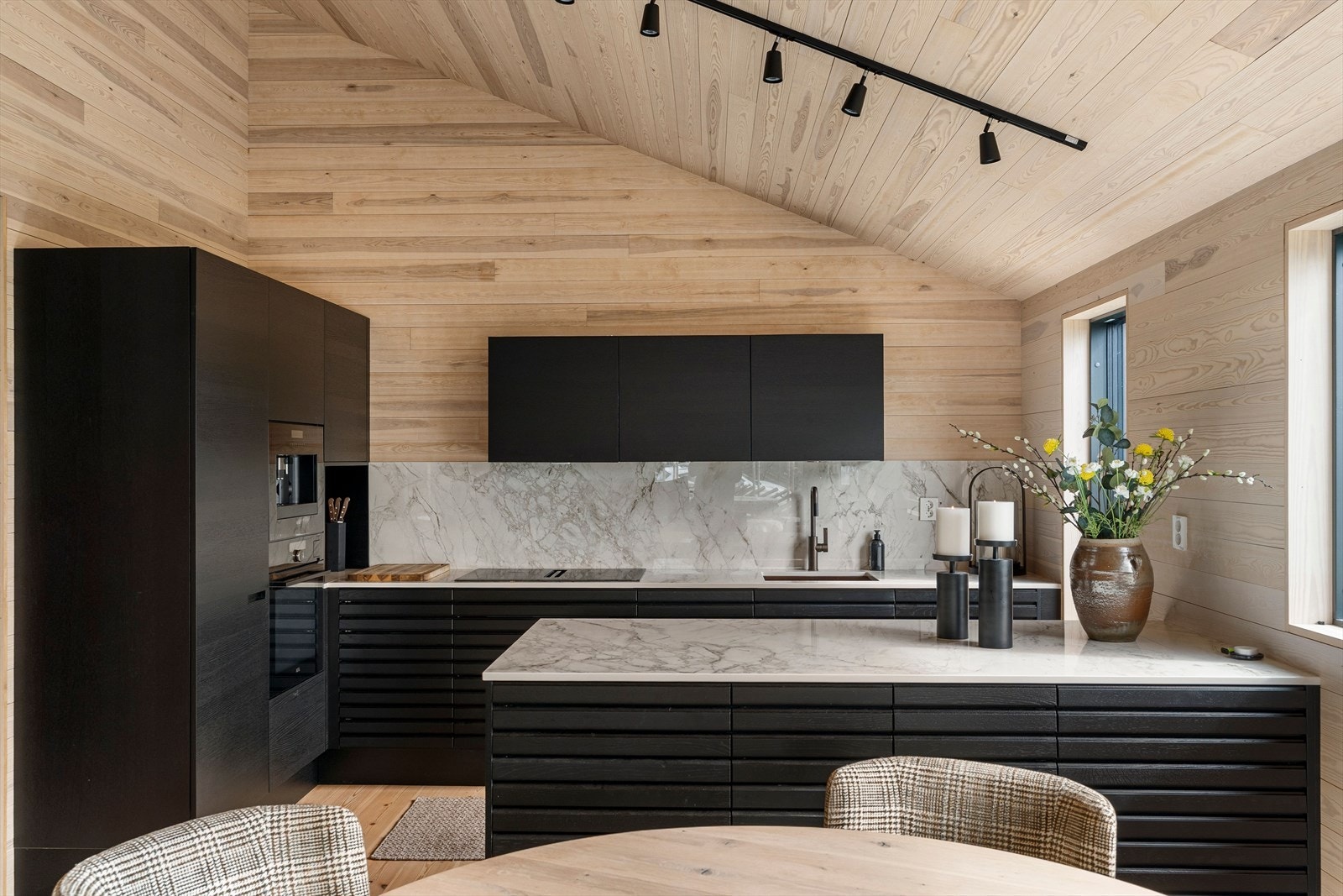 Sammen med stuen utgjør kjøkkenet et flott allrom, der mye dagslys og ekstra takhøyde bidrar til en luftig atmosfære. Galleribilde