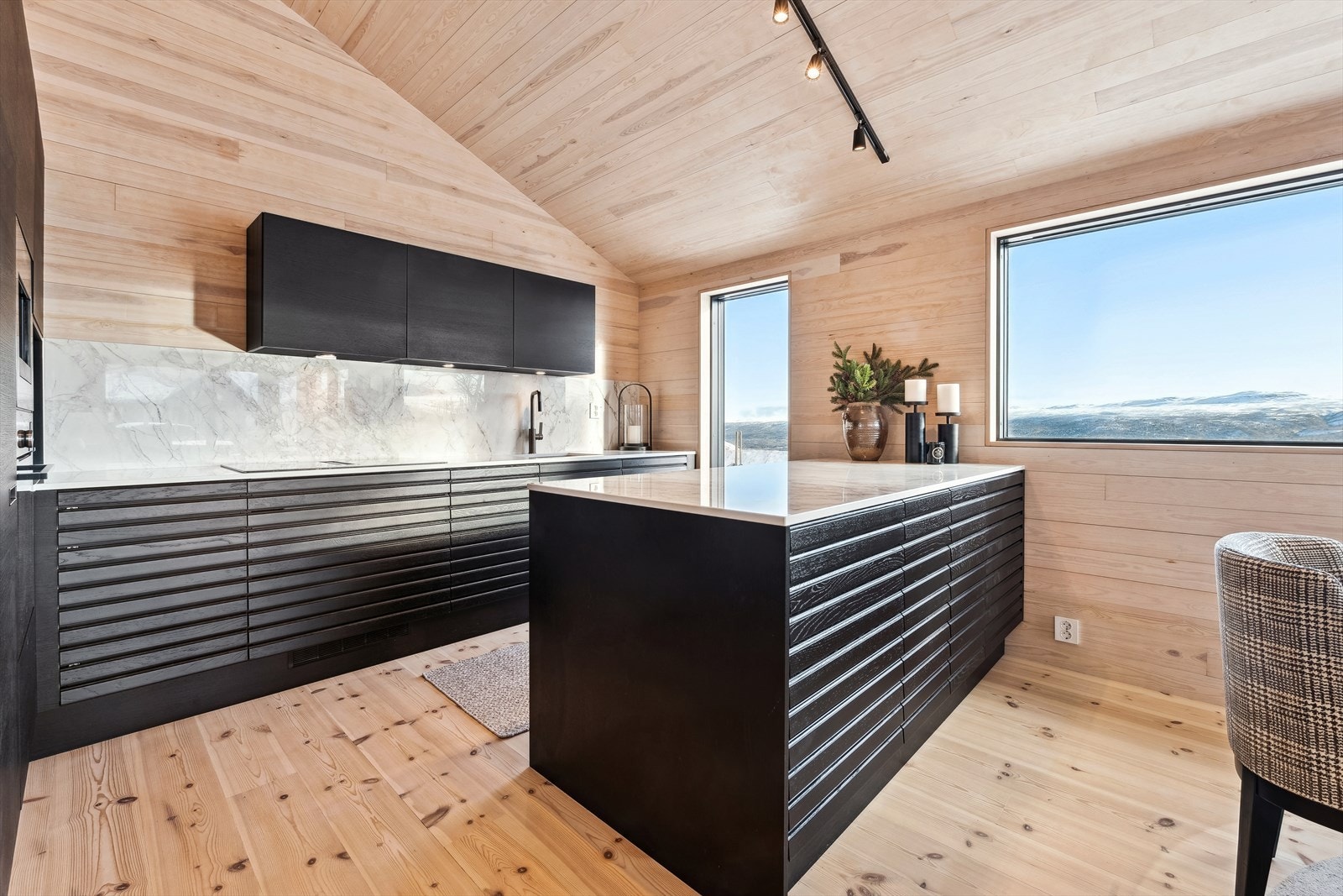 Som samlingspunkt og ekstra arbeidsplass er det etablert en flott barløsning med integrert vinskap og mye oppbevaring. Galleribilde