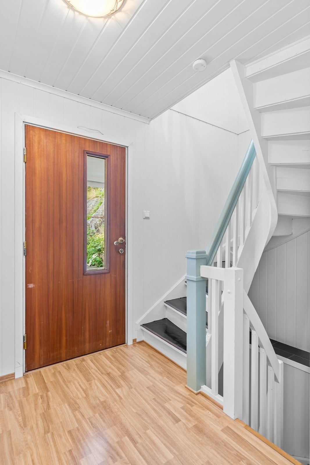 Inngang/ gang med trapp opp til loftsetasje og ned til kjelleretasje Galleribilde