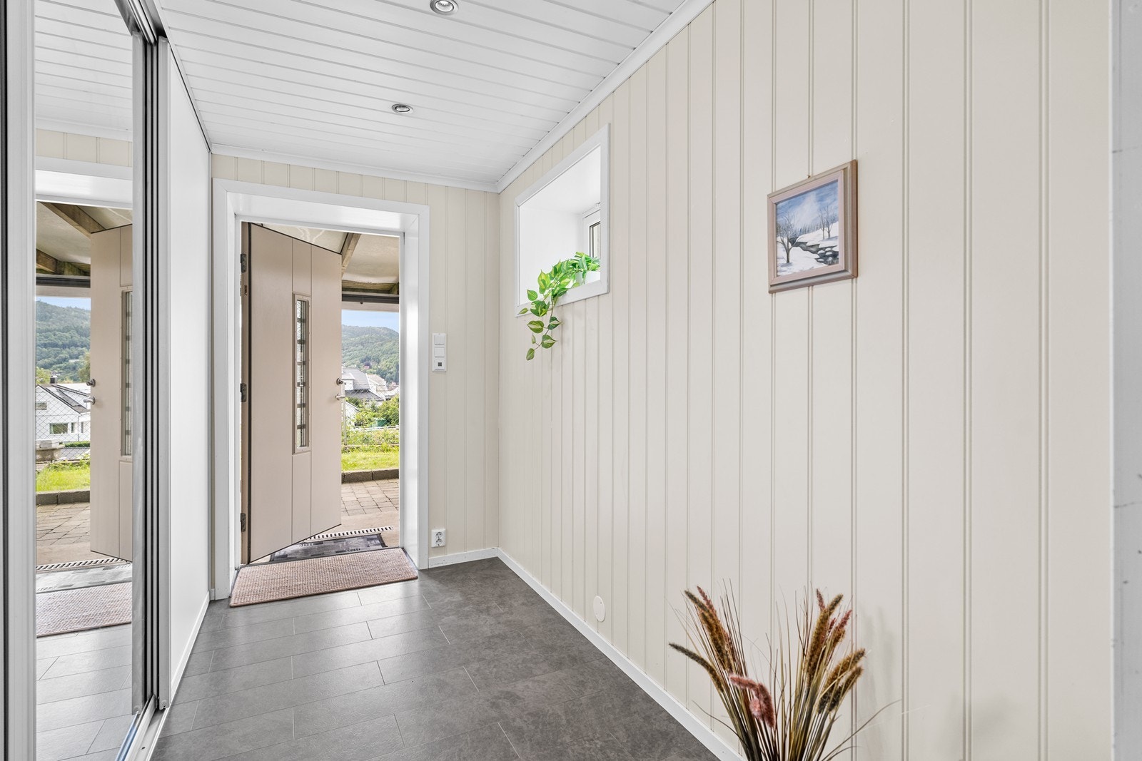 Entre i kjeller har stor skyvedørsgarderobe og hele kjelleren har elektriske varmekabler. Galleribilde