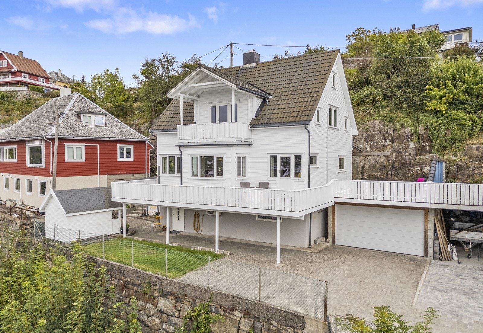 En bolig med sentral beliggenhet og panoramautsikt over fjorden, byen og områdene rundt Galleribilde