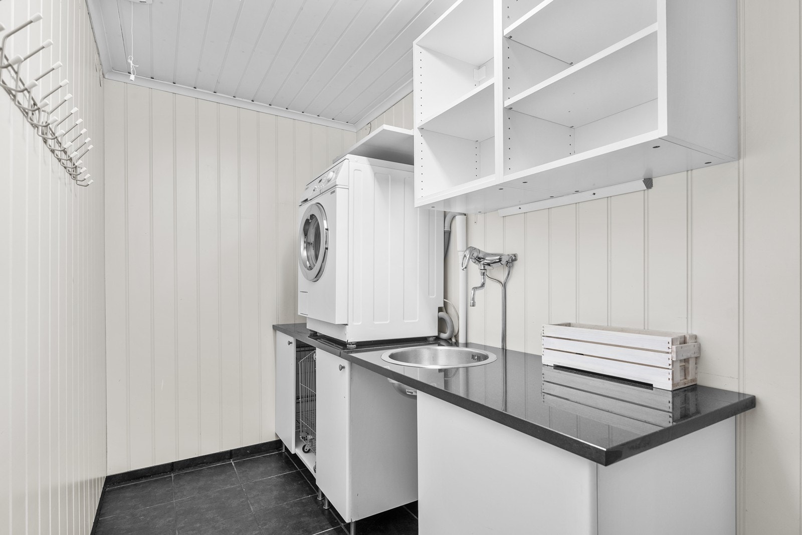 Praktisk vaskerom med innredning og utslagsvask. Galleribilde