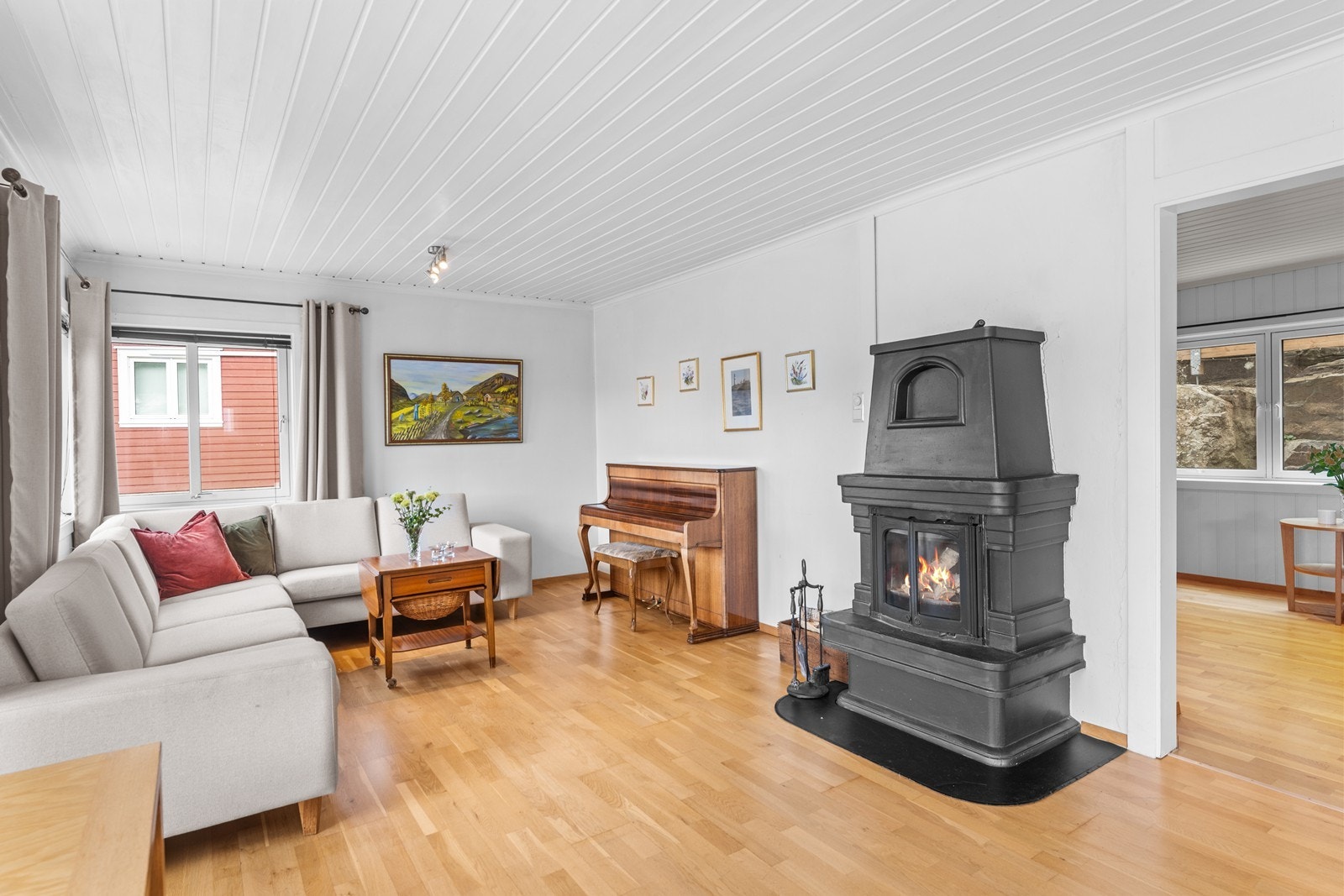 Stua har en flott peis som gir godt med varme i boligen samt en god atmosfære i rommet. Galleribilde