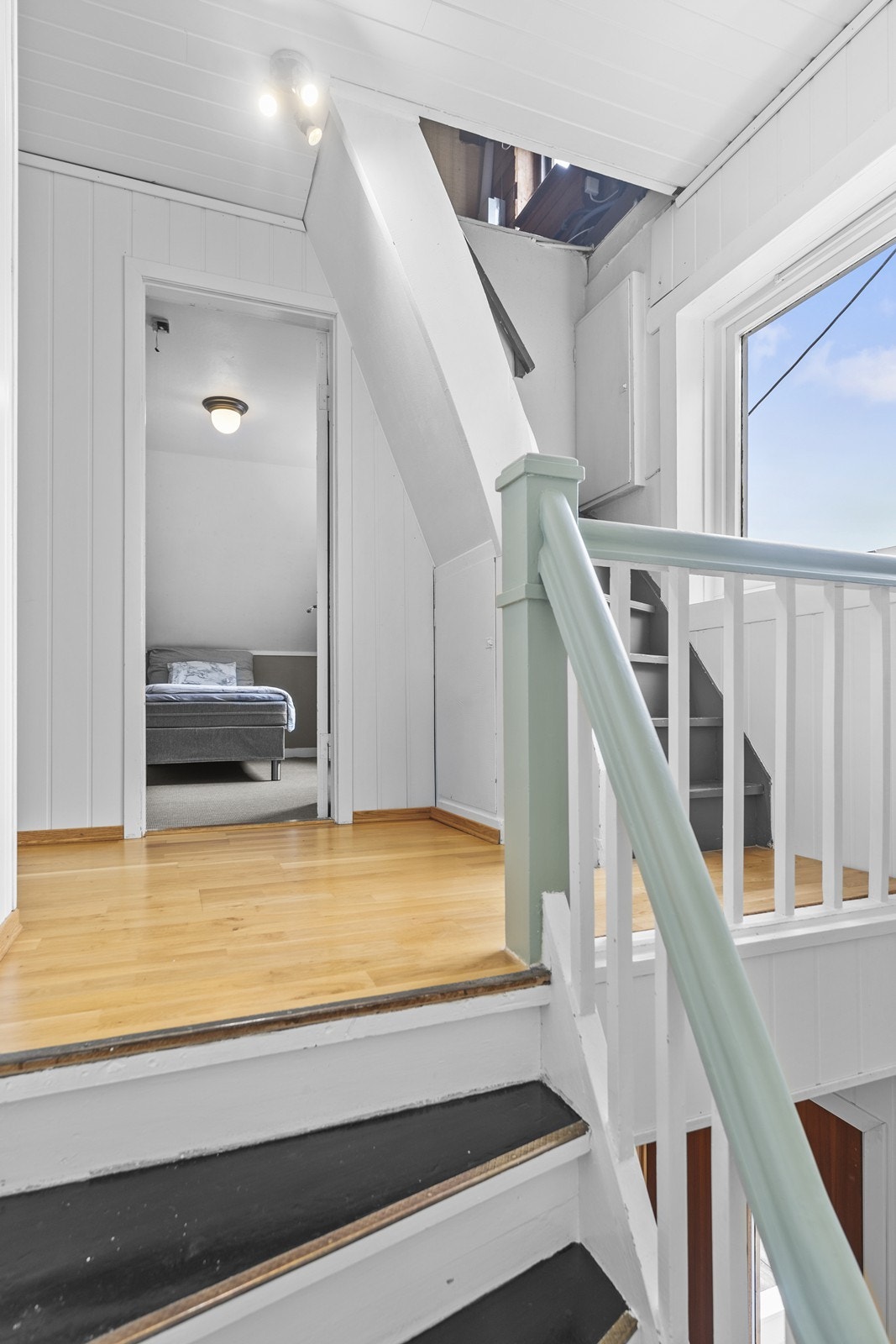 Her ser man også trapp opp til loftet. Loftet er uinnredet. Galleribilde