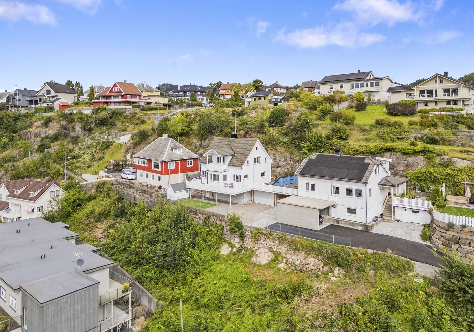 Her er det ingen unødvendig gjennomgangstrafikk, da eiendommen ligger innerst i en gate med kun to andre boliger. Galleribilde