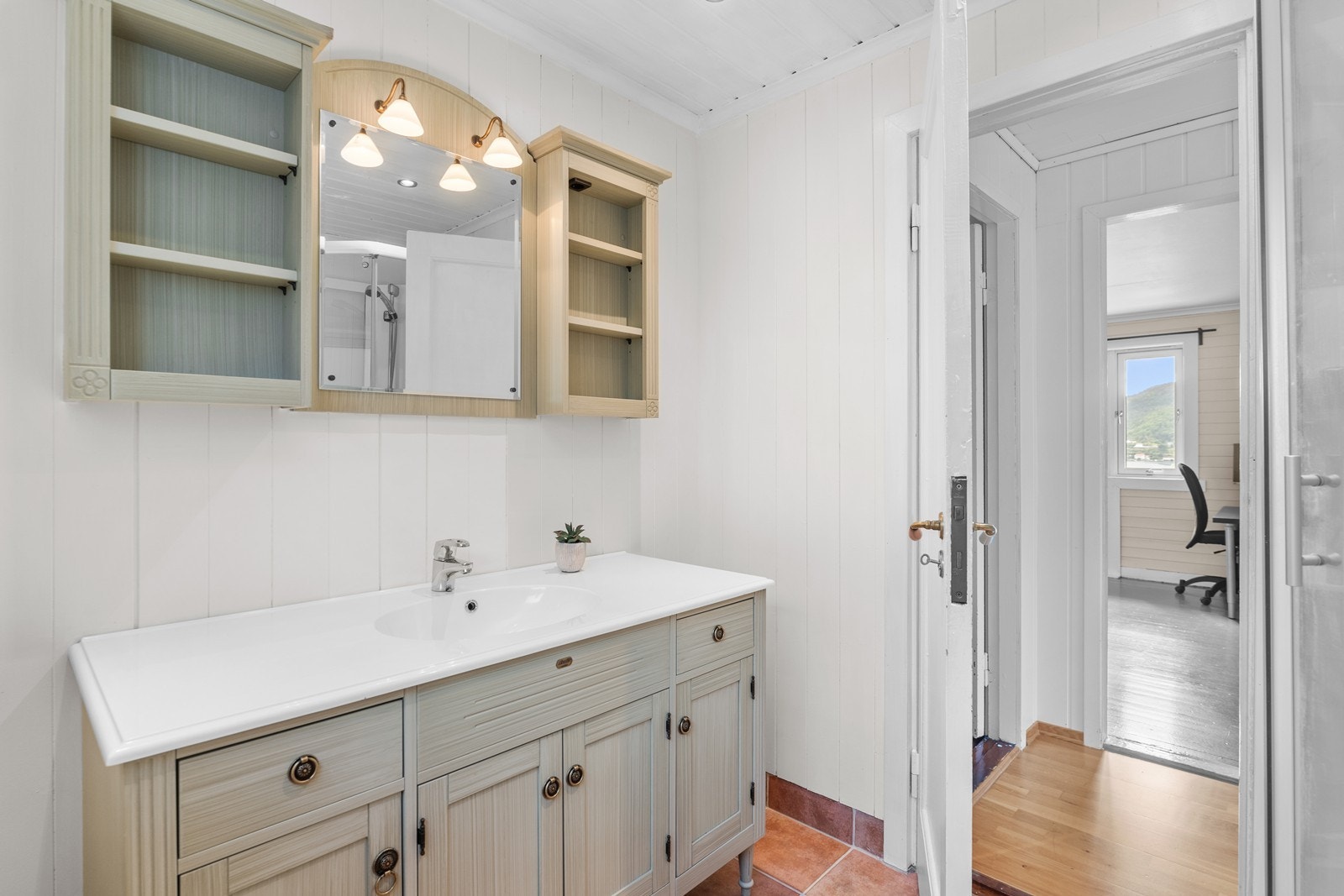 Bad ble renovert i 2005 og har flislagt gulv med elektriske varmekabler. Galleribilde