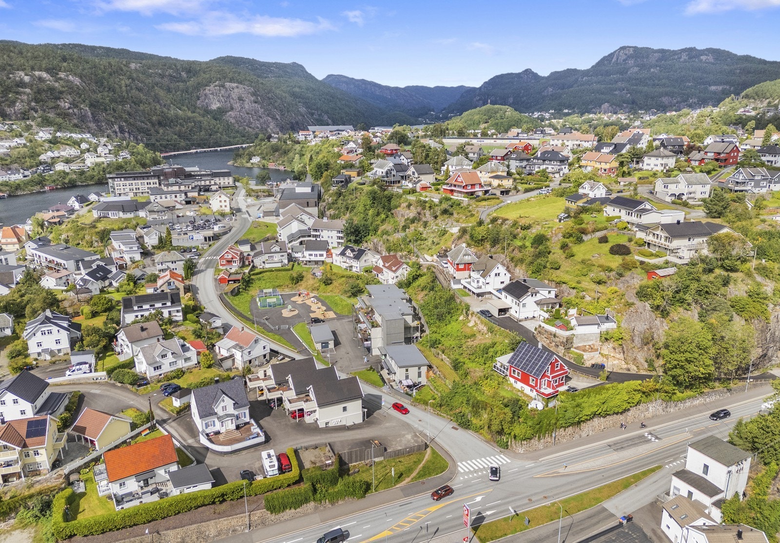 Eiendommen ligger "midt i smørøyet" og har kort gåavstand til så og si alt! Galleribilde