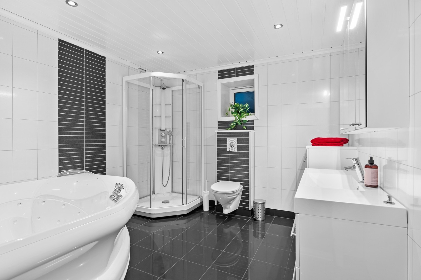 Badet er svært tidsløst og har flislagt gulv og noe flislagt på vegger samt baderomsplater. Galleribilde