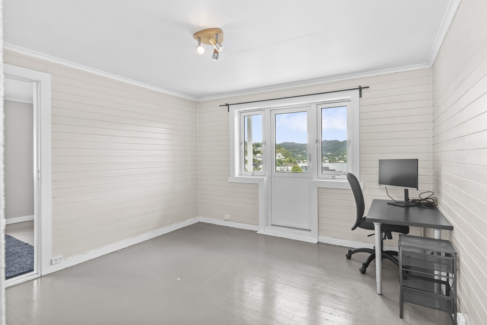 Soverom 2/tv-stue med utgang til luftebalkong. Galleribilde