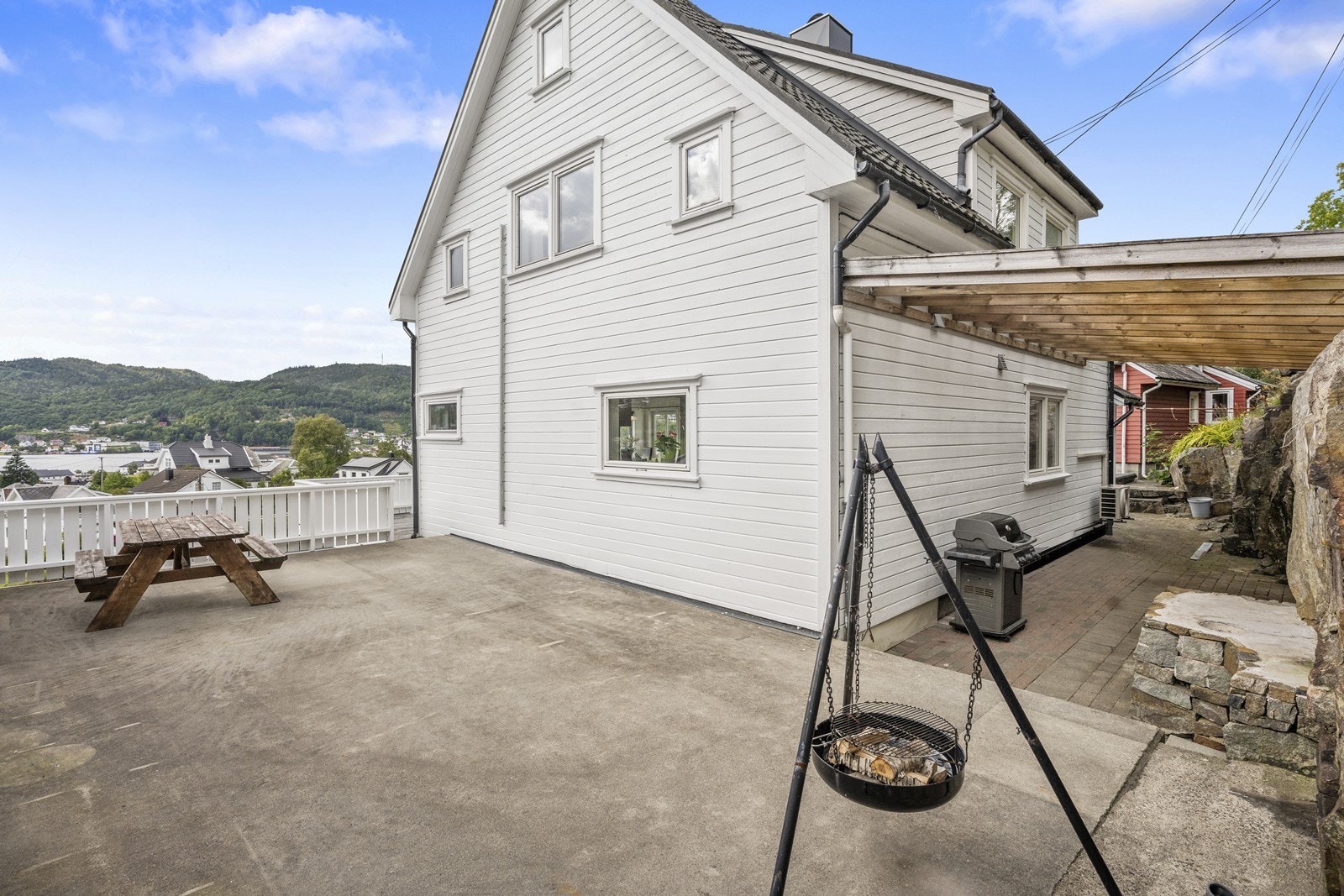 Denne delen av terrassen er svært lun og usjenert. Her er mange muligheter for å lage et praktisk og koselig uteområde. Galleribilde