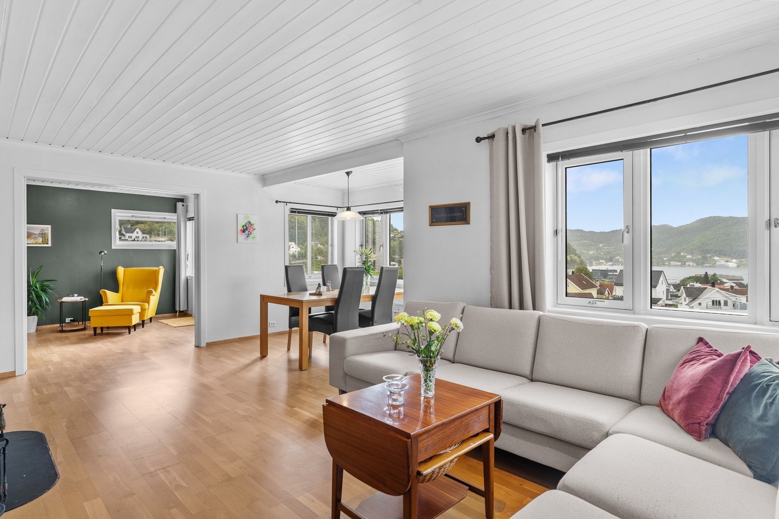 Stue har store vindusflater som slipper inn godt med lys samt en nydelig utsikt over både byen, sjøen og omkringliggende bebyggelse. Galleribilde