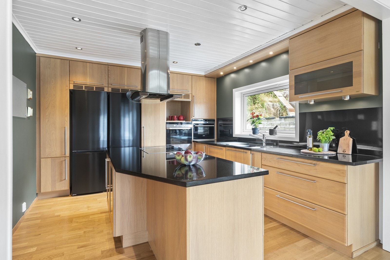 Kjøkkenet har en praktisk utforming og god skap- og benkeplass. Galleribilde