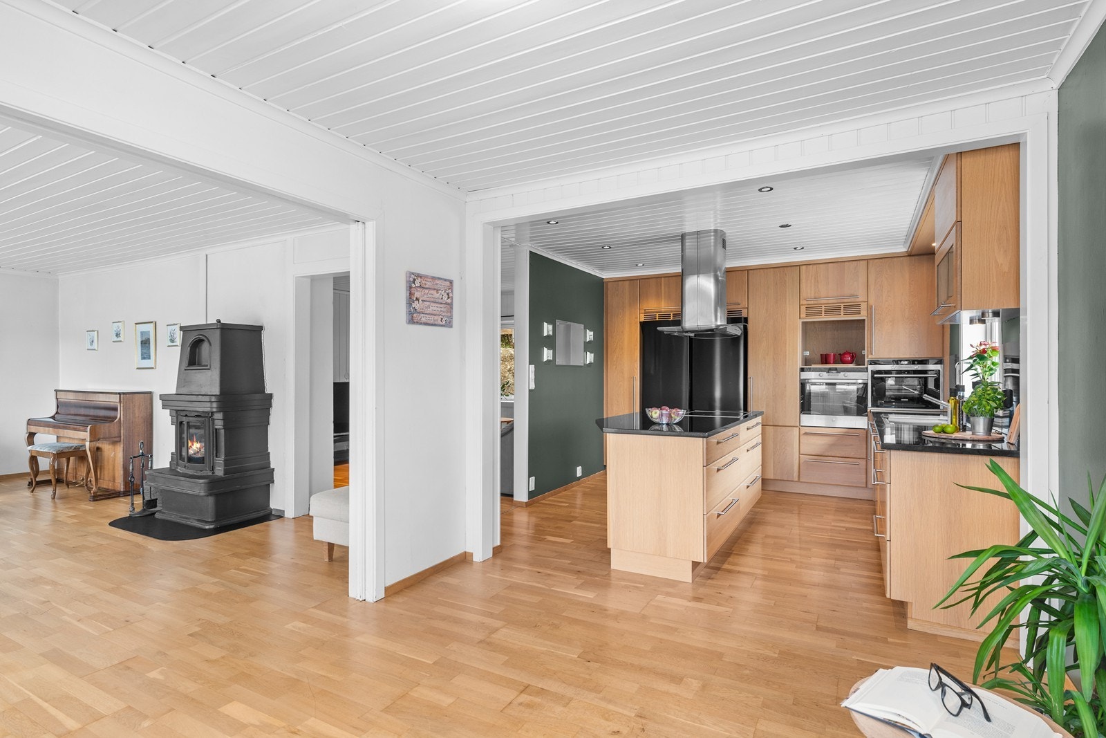 Solid og svært påkostet Hamran kjøkken som er tidløst i lys eik og benkeplate i stein. Galleribilde