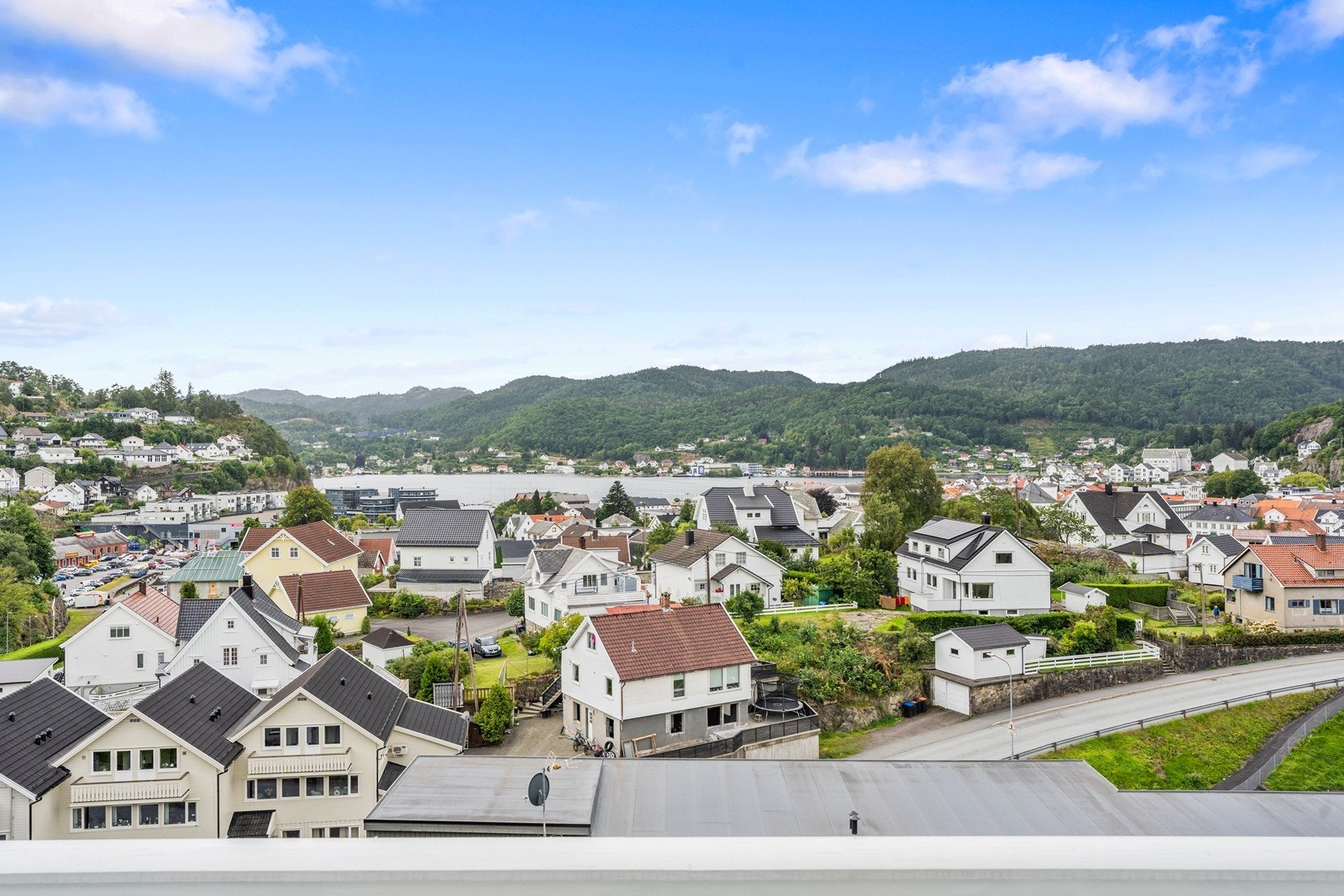 Nydelig utsikt fra terrassen samt svært gode solforhold fra morgen til kveld. Galleribilde