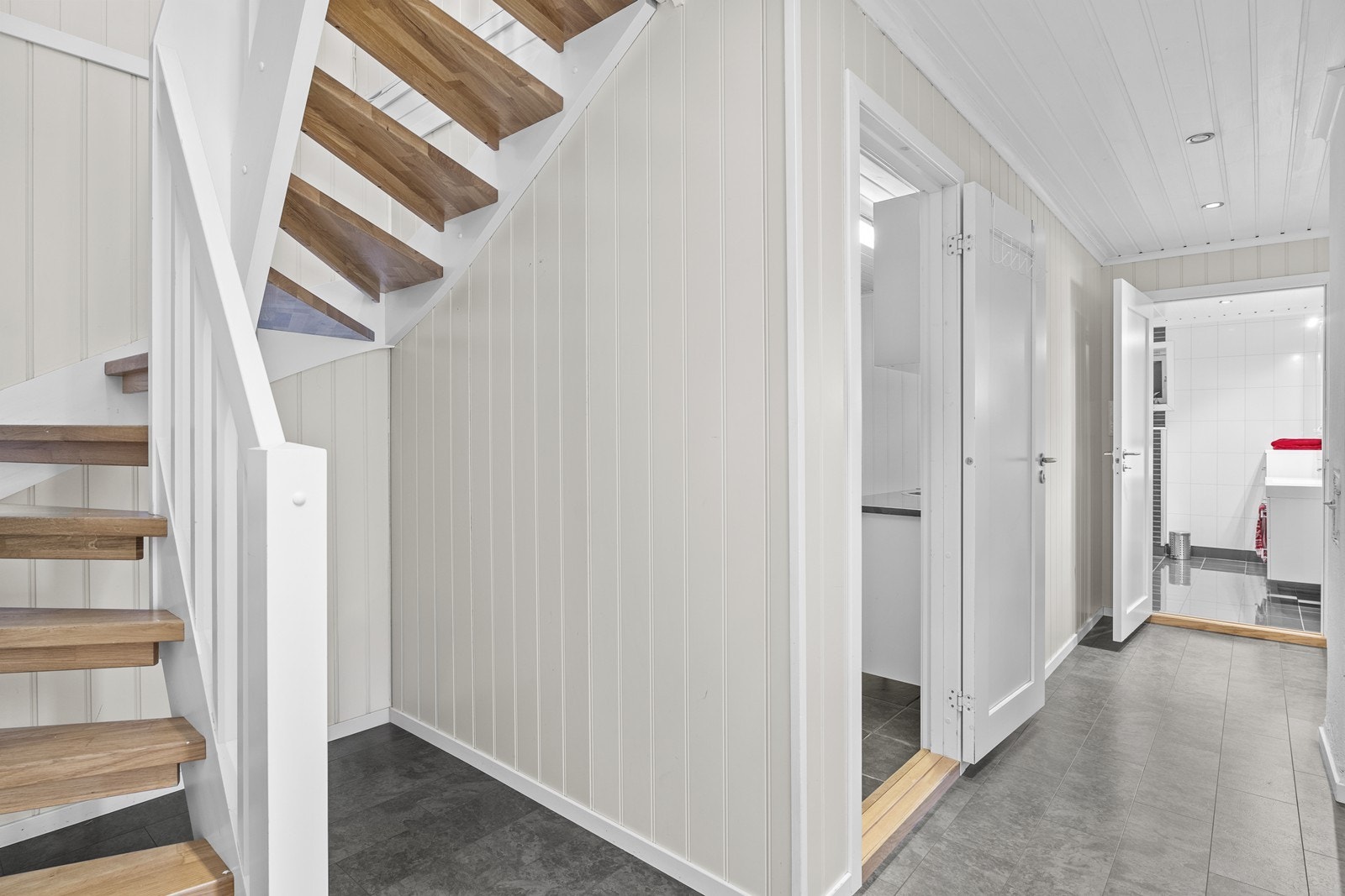 Her ser man vaskerom inn til venstre, bad rett frem og tvstue/soverom på høyre side. Galleribilde