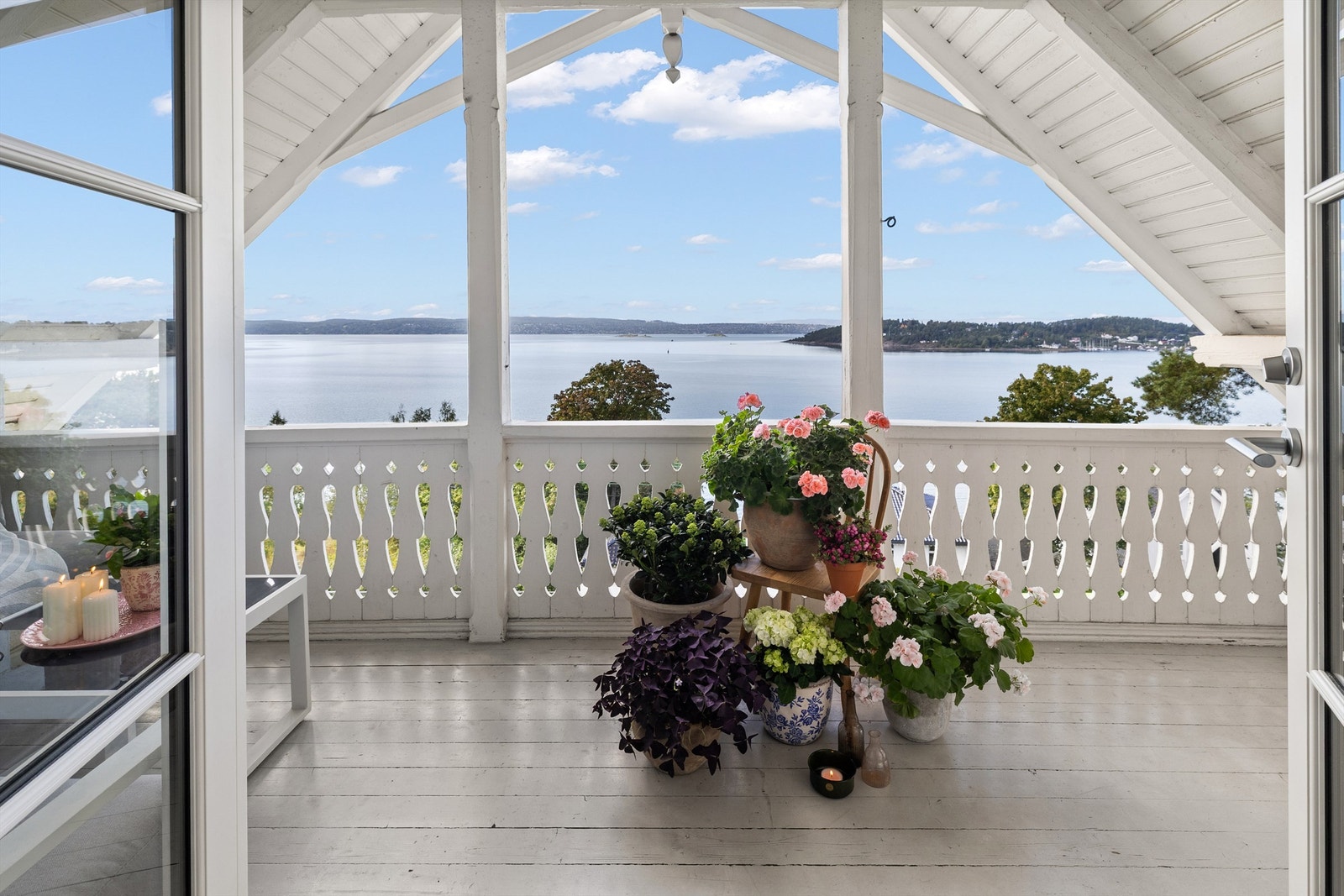 Velkommen til Villa Sofiero - Solrik, romslig og meget pen toppleilighet i flott sveitservilla | Unik fjordutsikt | Parkering Galleribilde