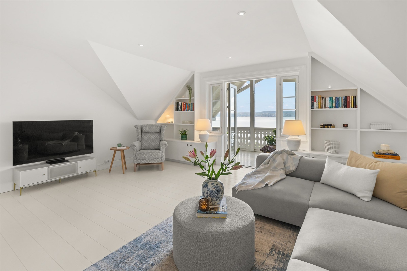 Stue med plassbygget skap og hyller Galleribilde