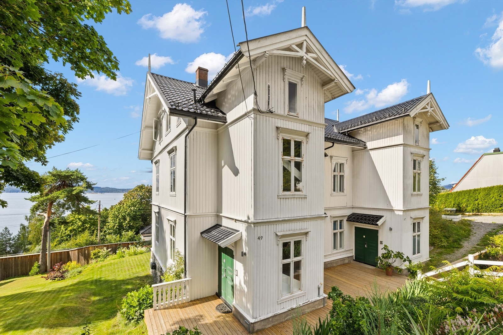 2 innganger med 2 adskilte fellles trappeoppganger opp til leiligheten Galleribilde