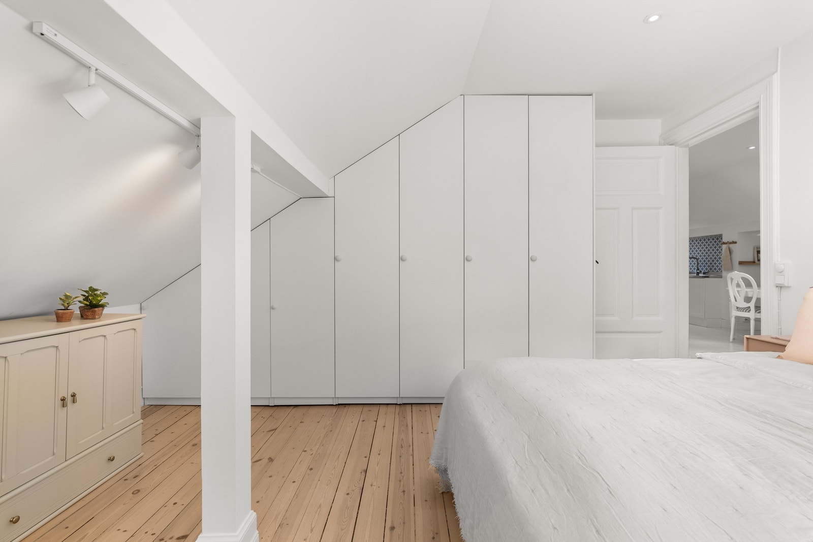 Soverom 1 med god skapplass Galleribilde