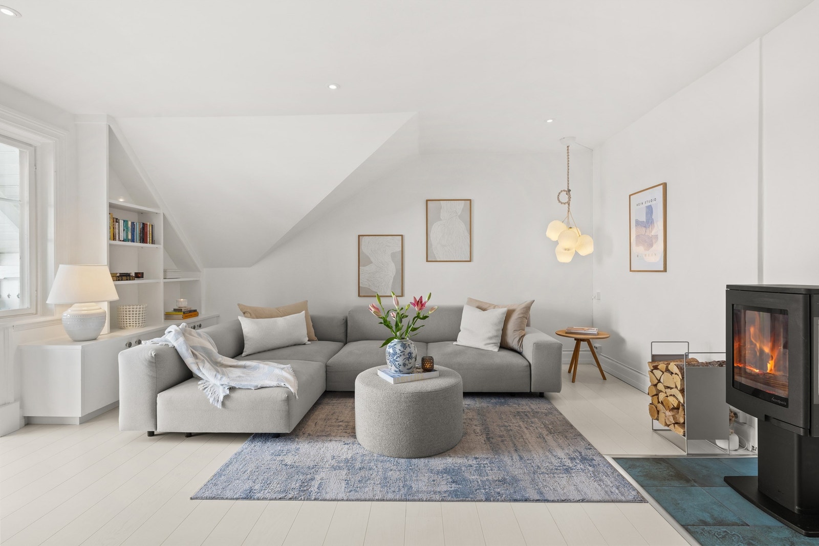 Moderne peisovn i stuen for ekstra varme og hygge Galleribilde