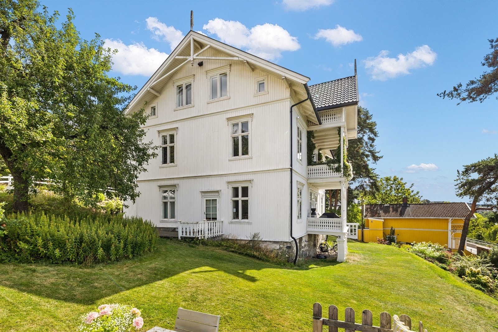 Klassisk hus med flott opparbeidet tomt Galleribilde