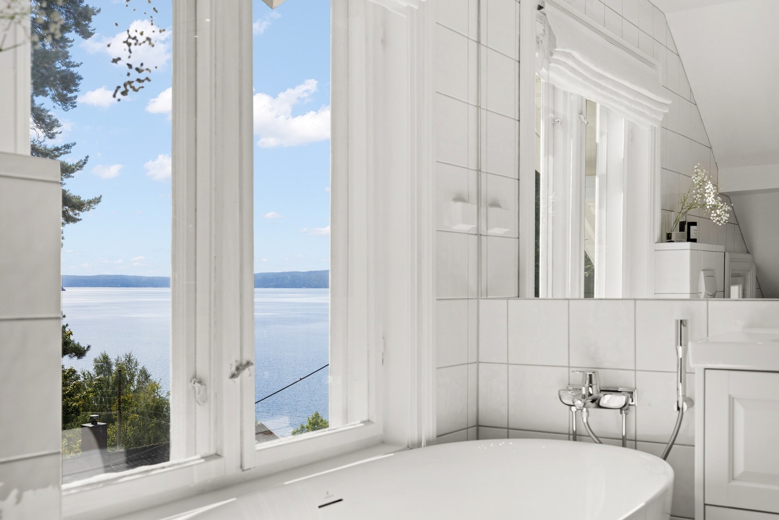 Upåklagelig utsikt også fra badekaret Galleribilde