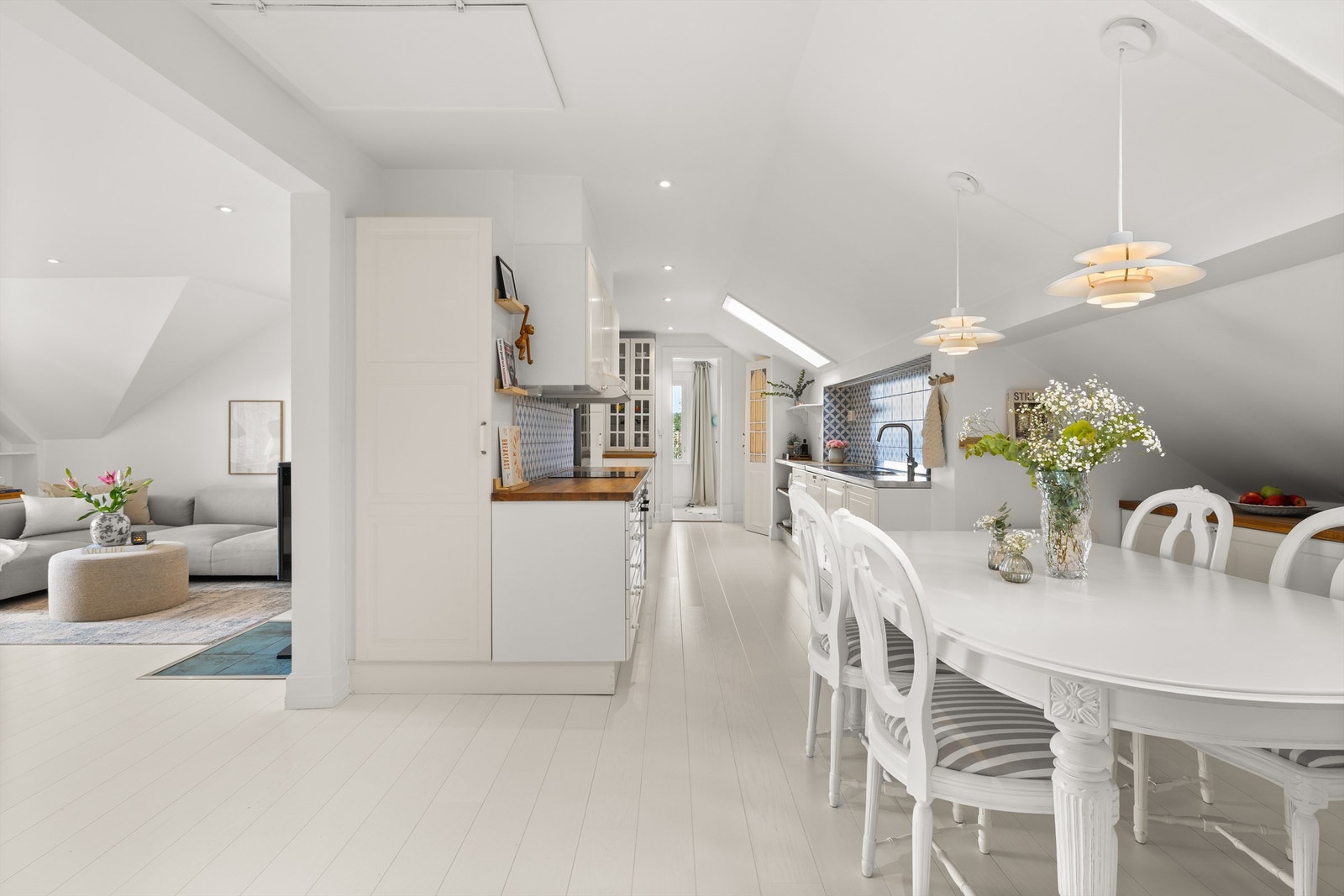 Spisestue med åpen kjøkkenløsning Galleribilde