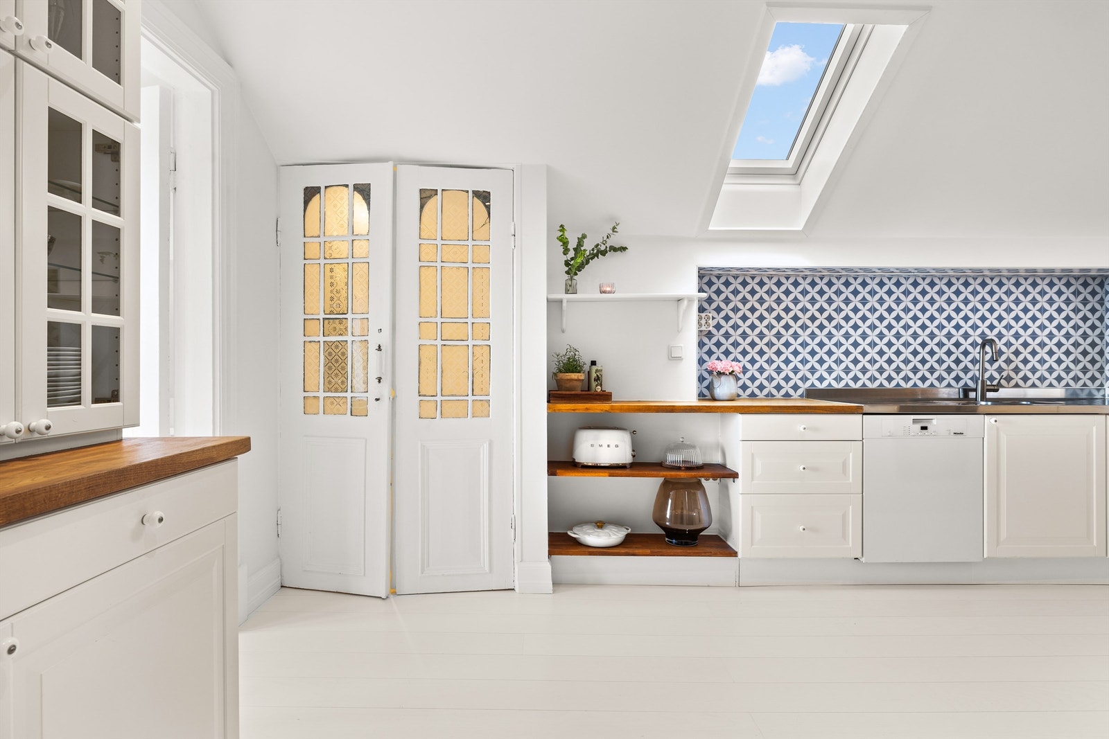 Originale dører, setter sitt gode preg på denne klassiske toppleiligheten. God lagringsplass i leiligheten Galleribilde