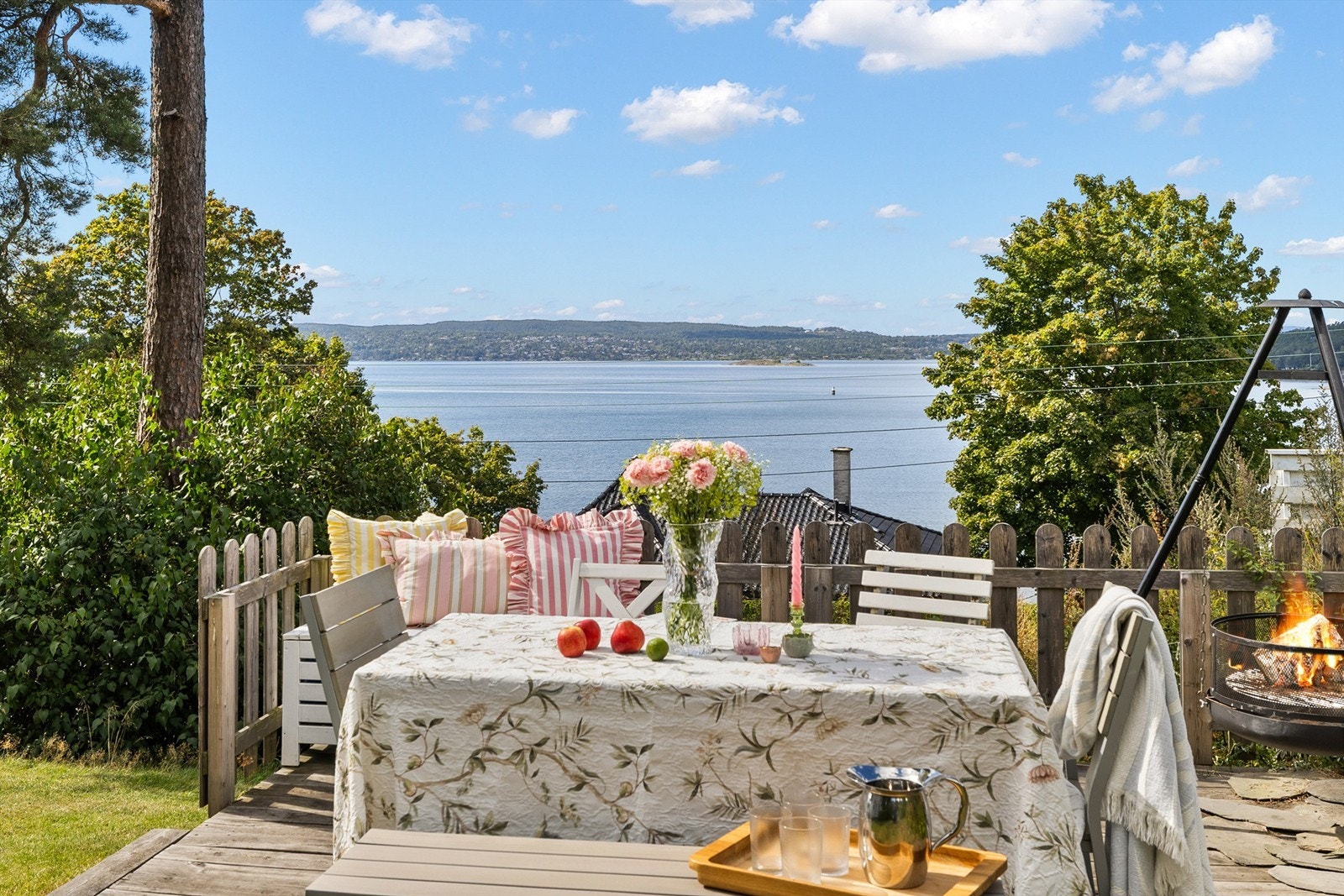 Nydelig utsikt fra bakkeplan Galleribilde