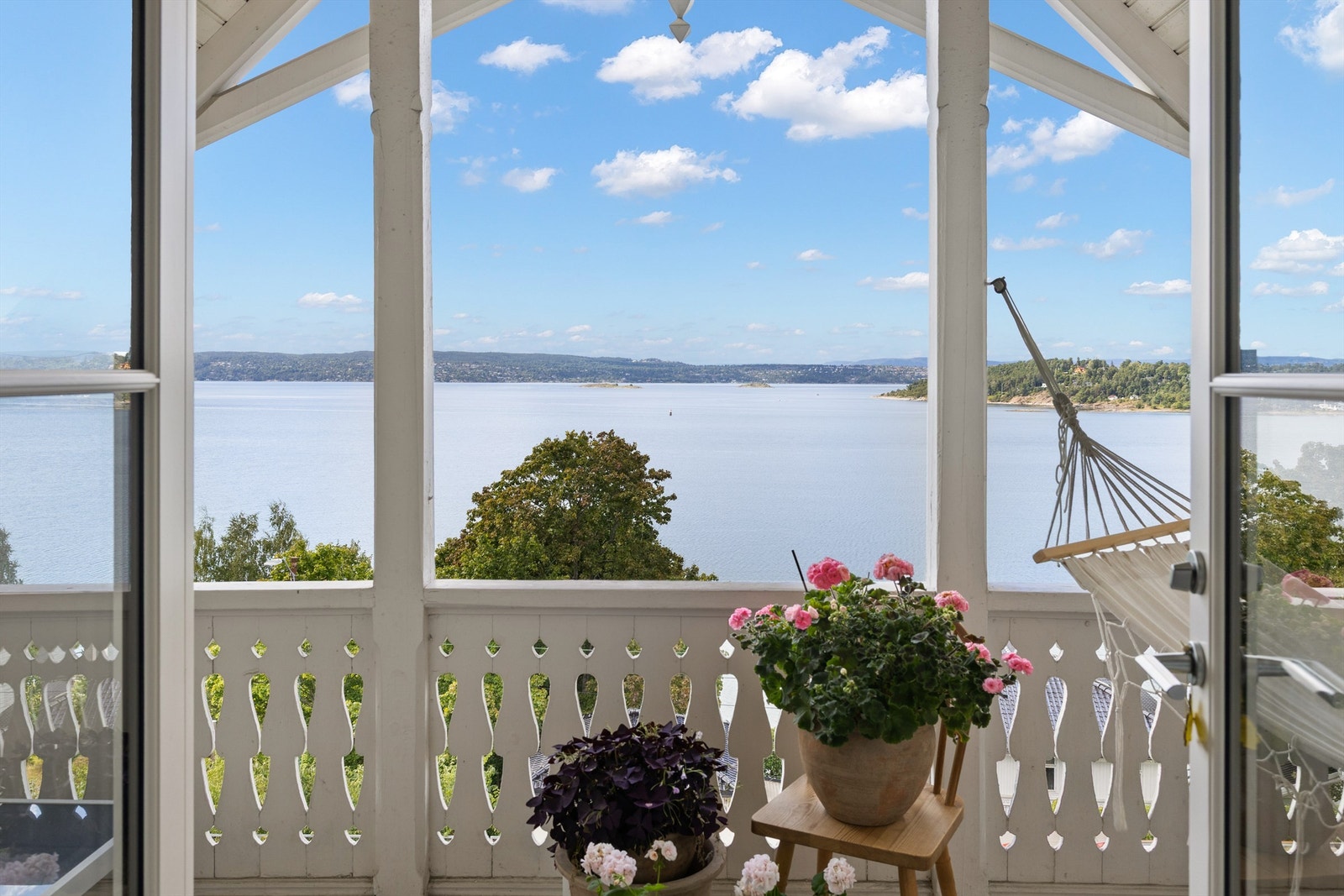 Solrik og usjenert veranda med vidstrakt utsikt Galleribilde