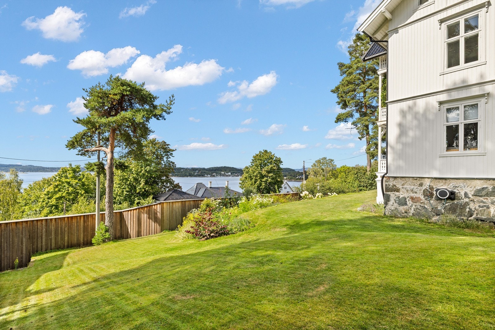 Solrik og flott tomt med nydelig utsikt Galleribilde