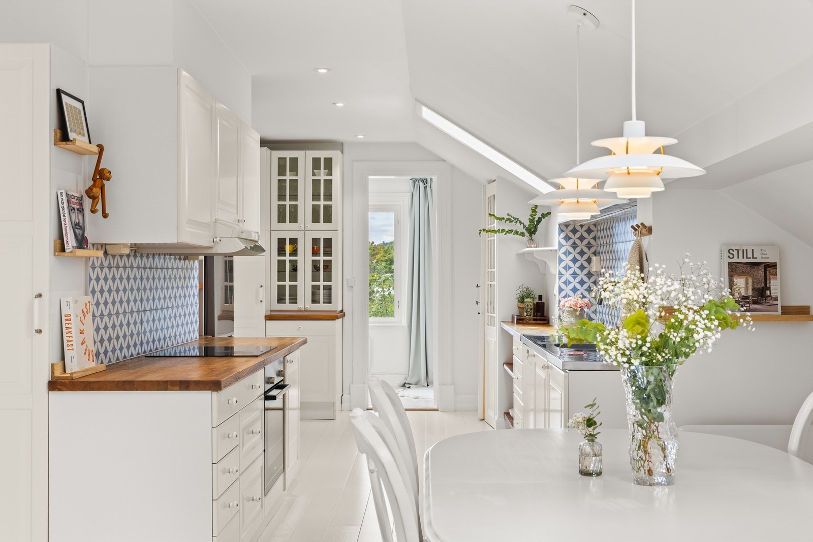 Lyst og romslig kjøkken Galleribilde