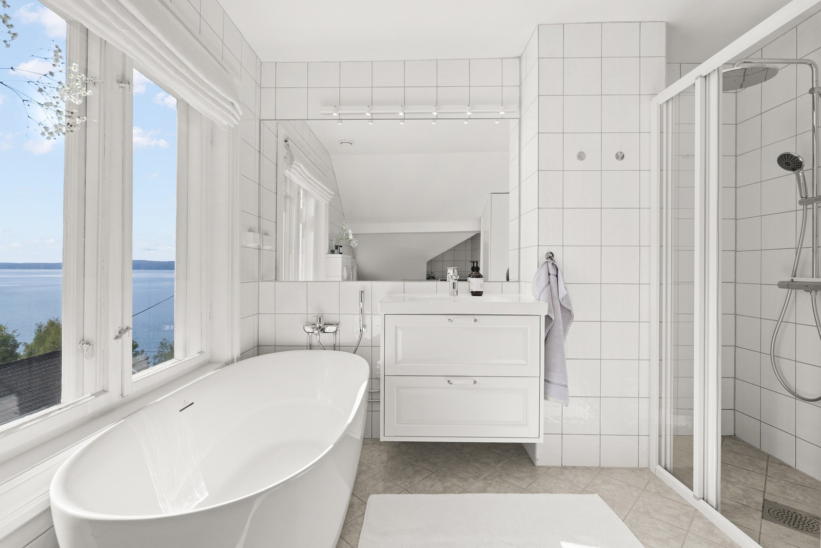 Bad med både badekar og dusj Galleribilde