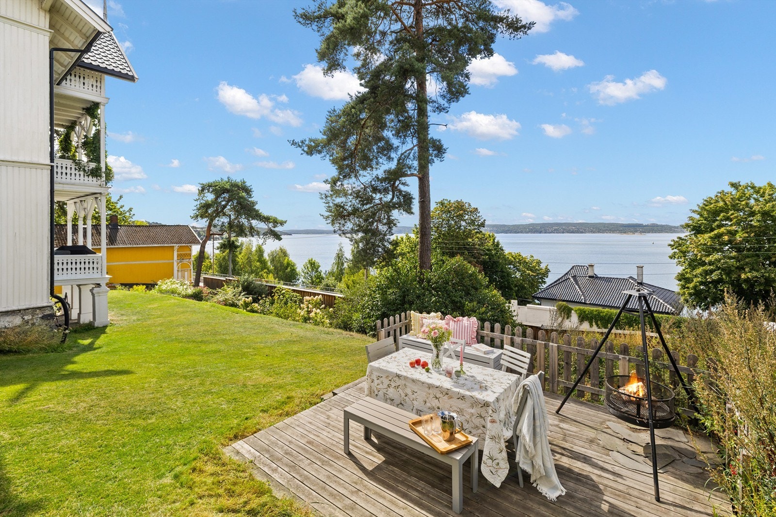 Tomten er fellesareal og er pent opparbeidet med tgressplen, trær, prydbusker, terrasseplatting, parkeringsplasser og diverse beplantning. Galleribilde