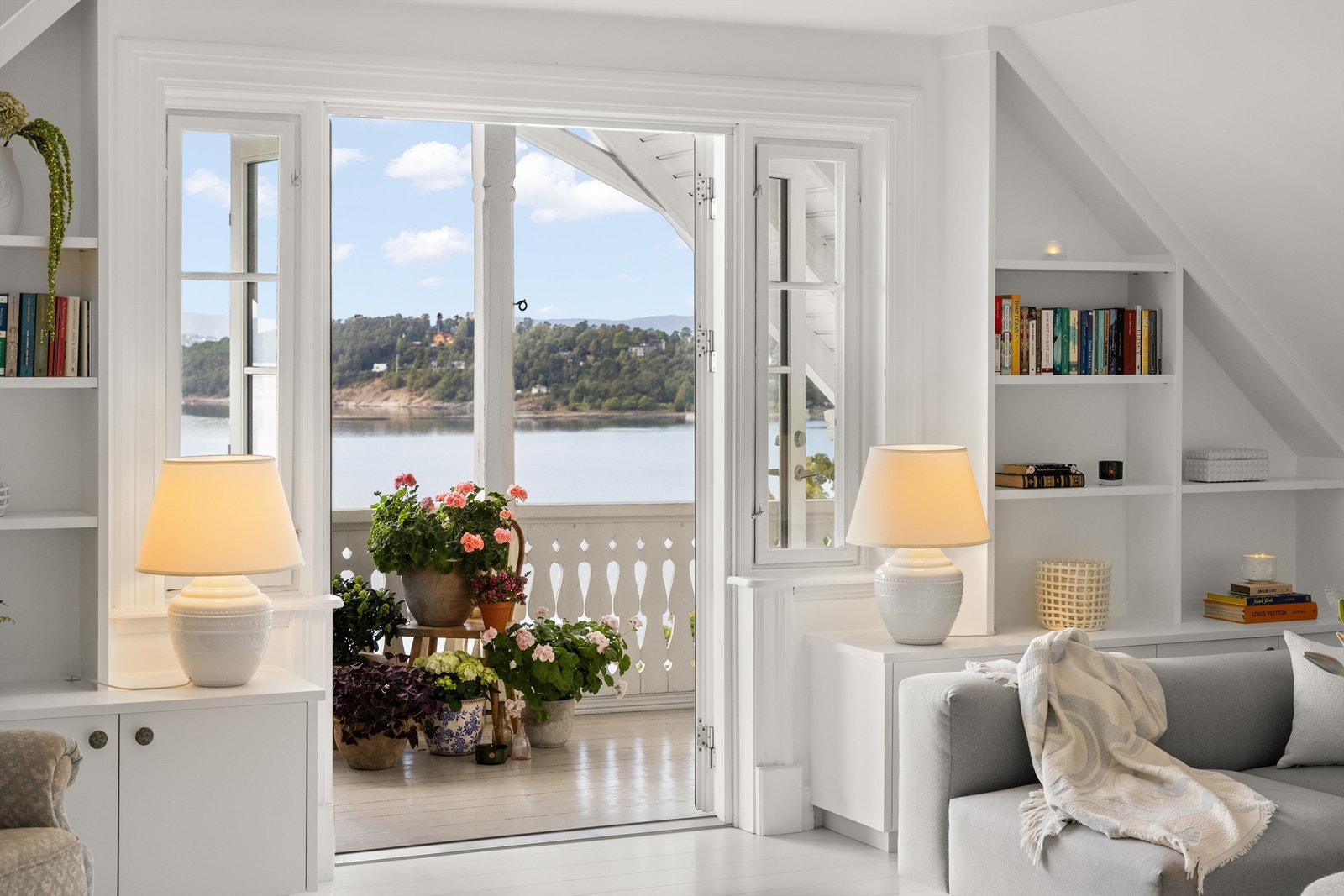 Stue med peisovn og utgang til vestvendt veranda med flott utsikt Galleribilde