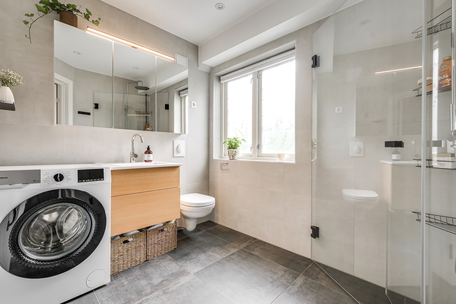 Leiligheten har et flislagt og moderne baderom fra 2019. Galleribilde