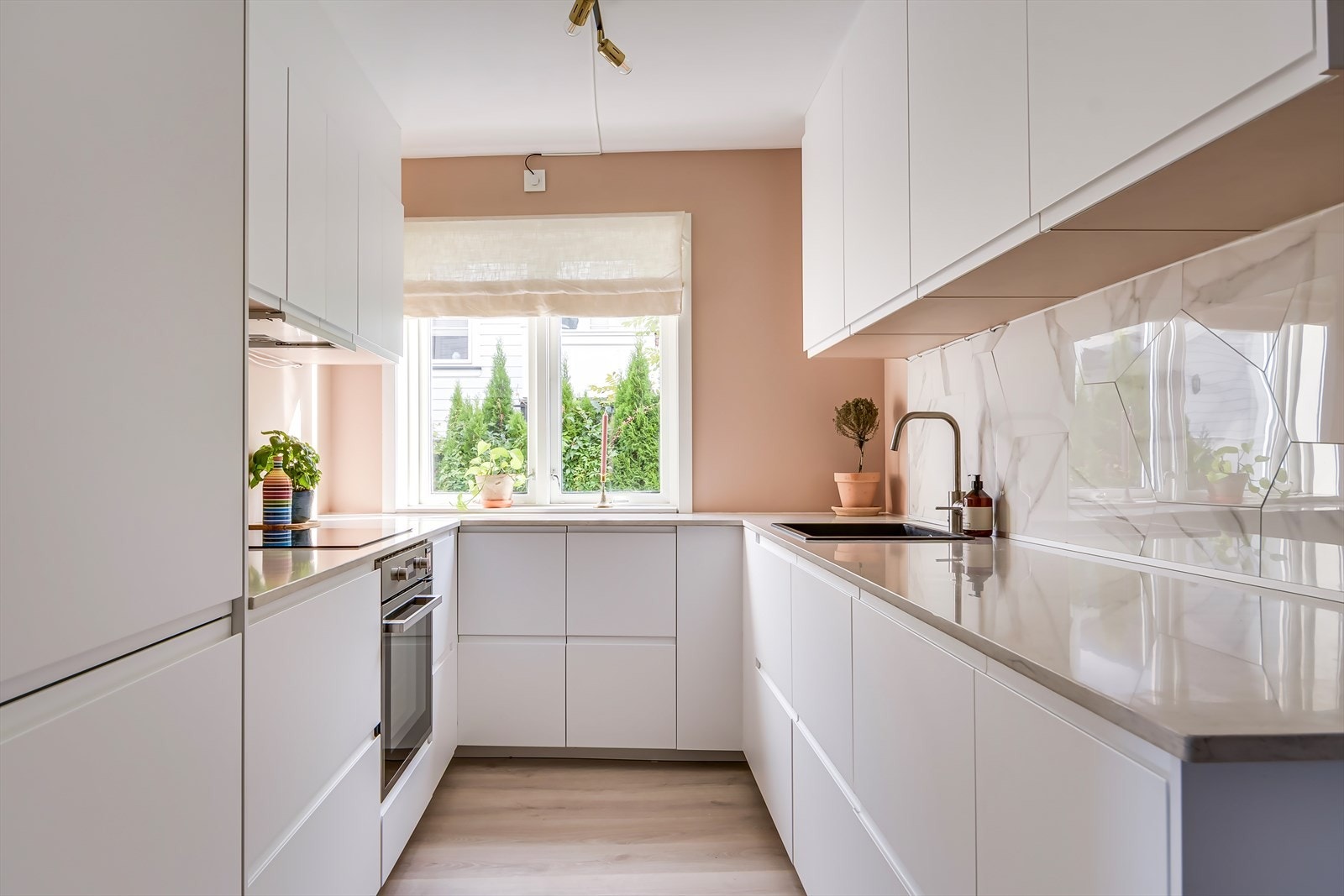 Tidløst og lekkert kjøkken pusset opp i 2022 Galleribilde