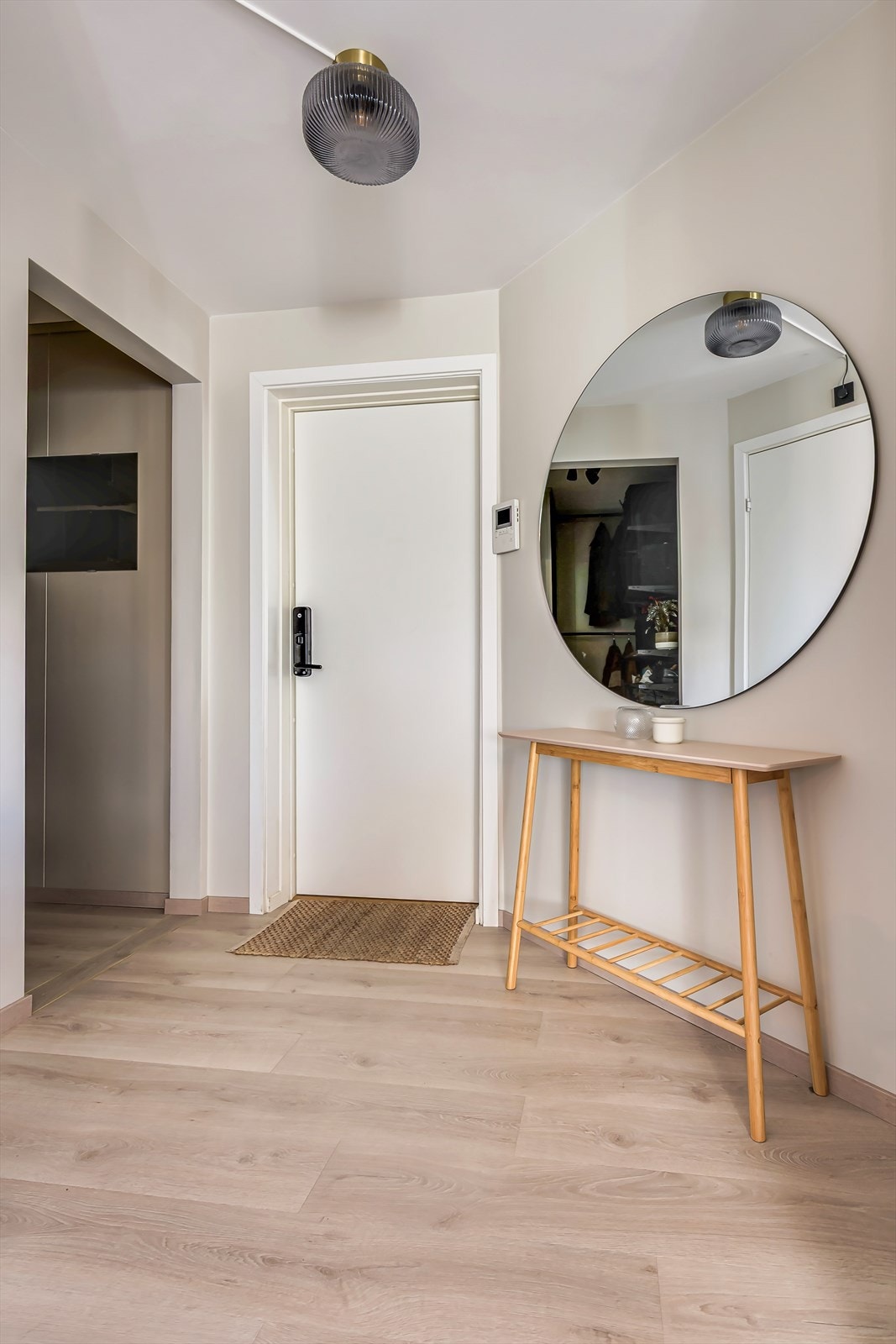 Stor og åpen entré med tilgang til garderobe til venstre. Galleribilde