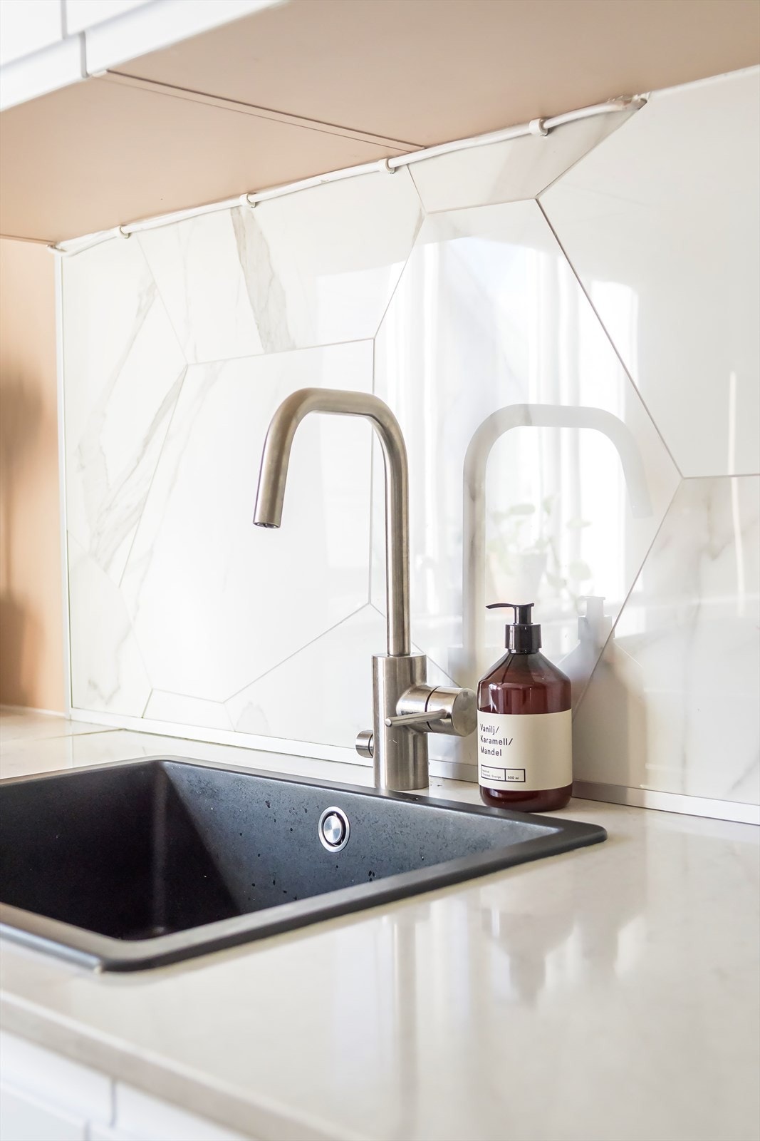 Benkeplaten er i lys steinkompositt, og alle hvitevarer er integrerte. Galleribilde