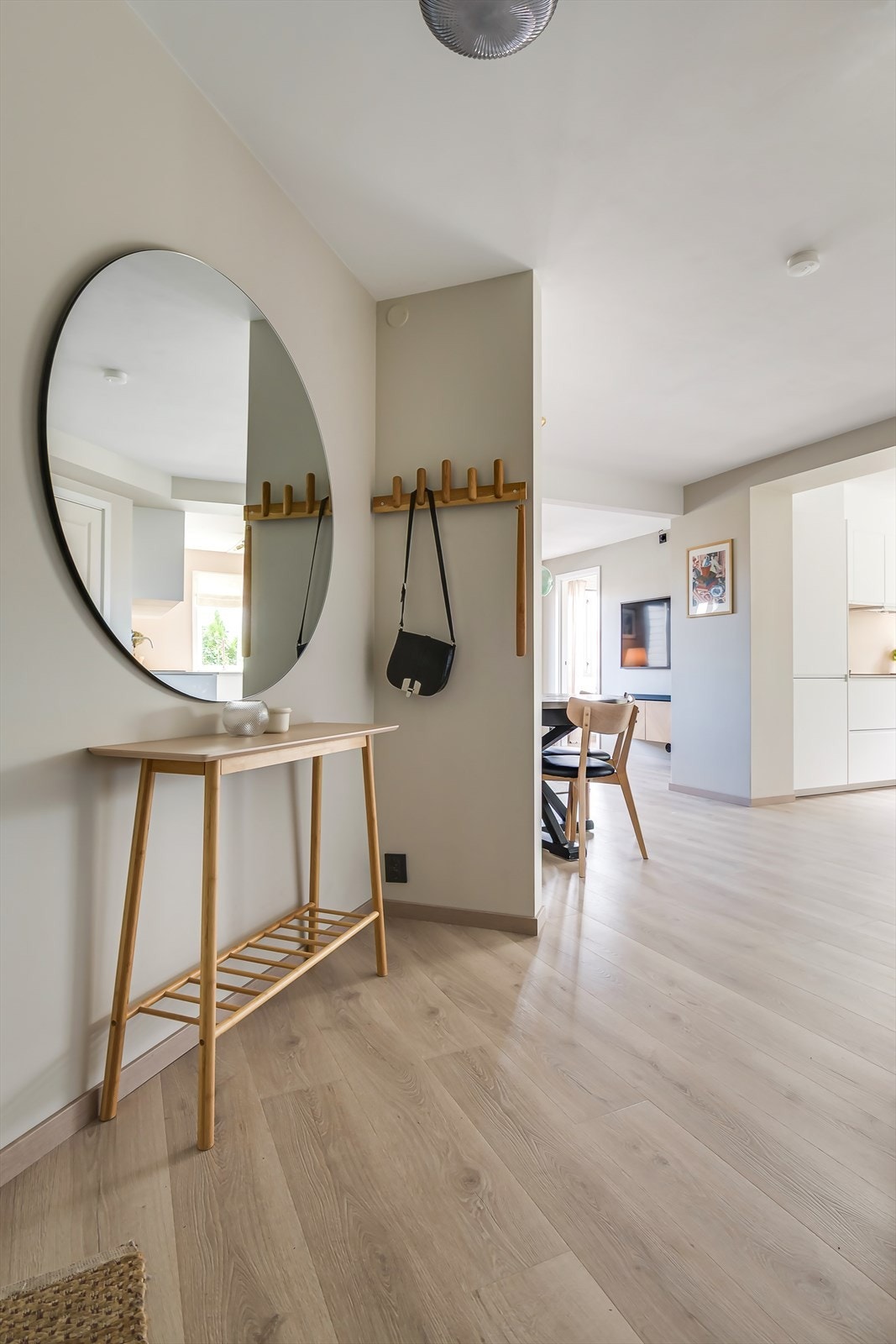 Her er det plass til både sko og ytterjakker. Galleribilde