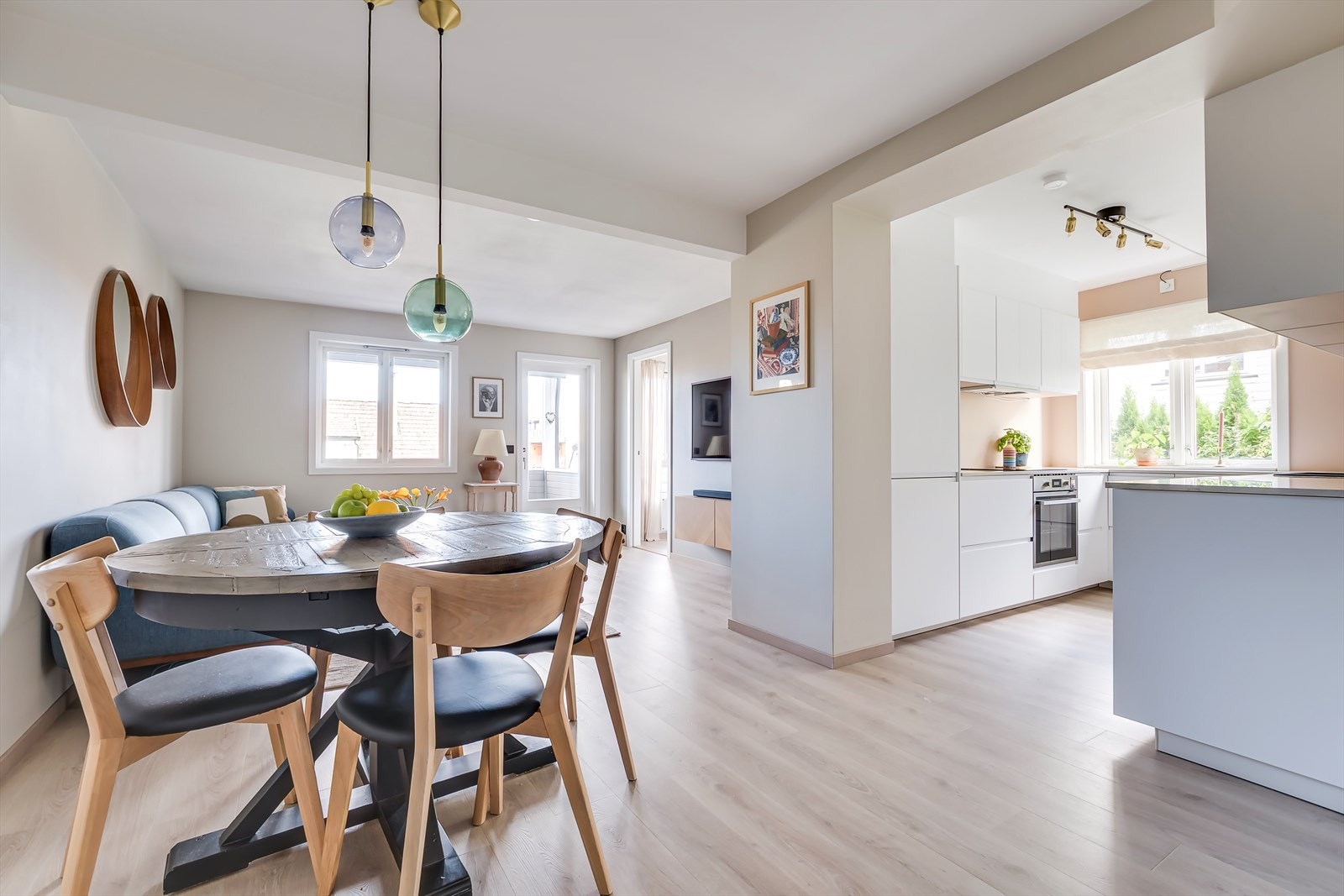 Lys og luftig, halvåpen stue-kjøkkenløsning. Galleribilde