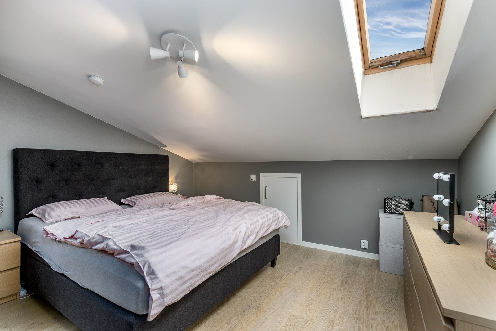 Innredet rom i loftsetasjen (ikke godkjent som soverom). Galleribilde