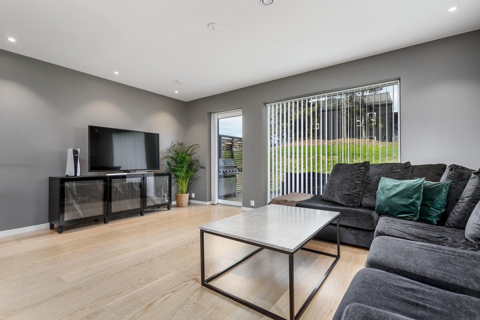 Stuen fremstår som meget tiltalende med gode vindusflater i flere himmelretninger som slipper inn rikelig med lys og gir en luftig romfølelse Galleribilde