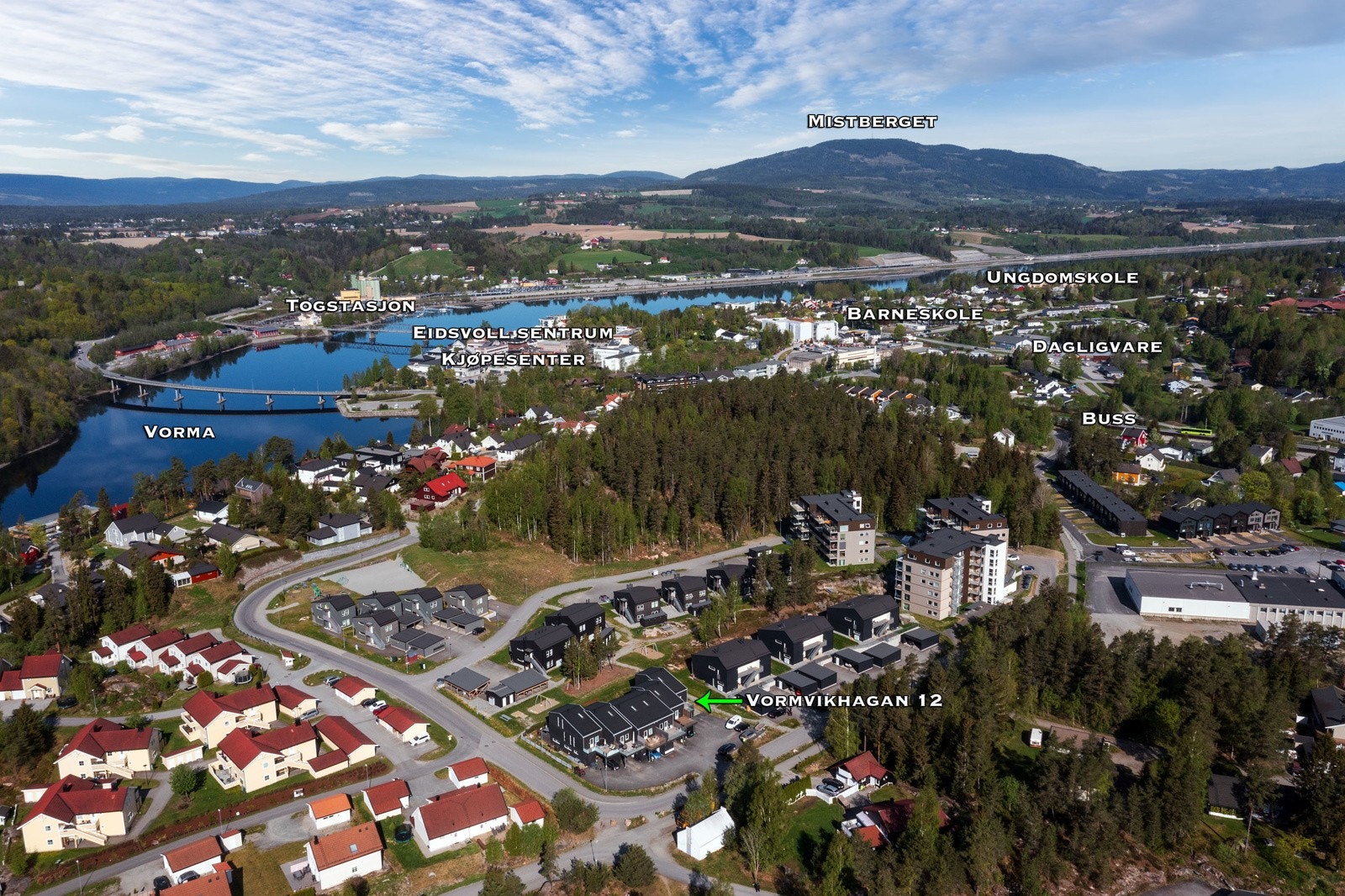 Her bor du med kort vei til barnehager, skoler, bussforbindelser og servicetilbud. Galleribilde