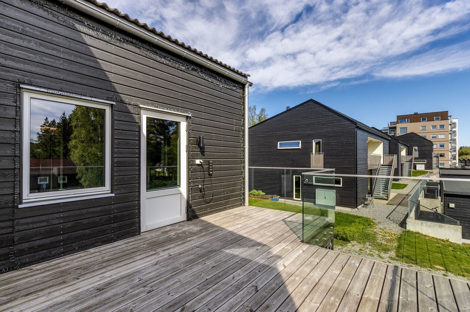 Utgang fra soverom til østvendt terrasse over carport på ca. 18 kvm. Galleribilde
