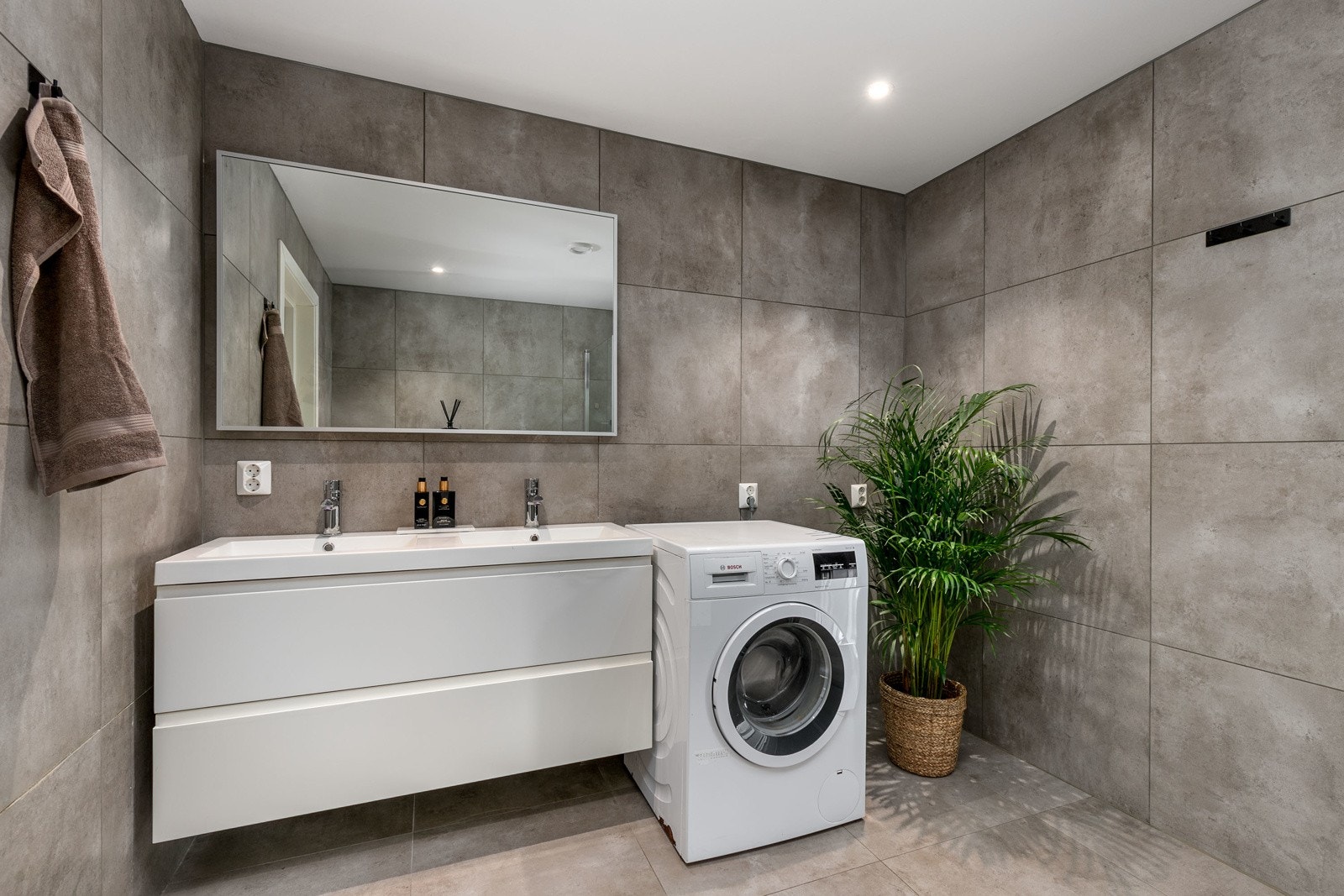 Romslig bad 2. etg med flislagte vegger og fliser på gulv med gulvvarme. Galleribilde