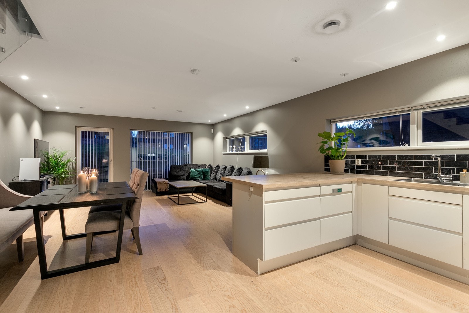 Her får du en bolig som kombinerer stilrent design med funksjonelle løsninger. Galleribilde