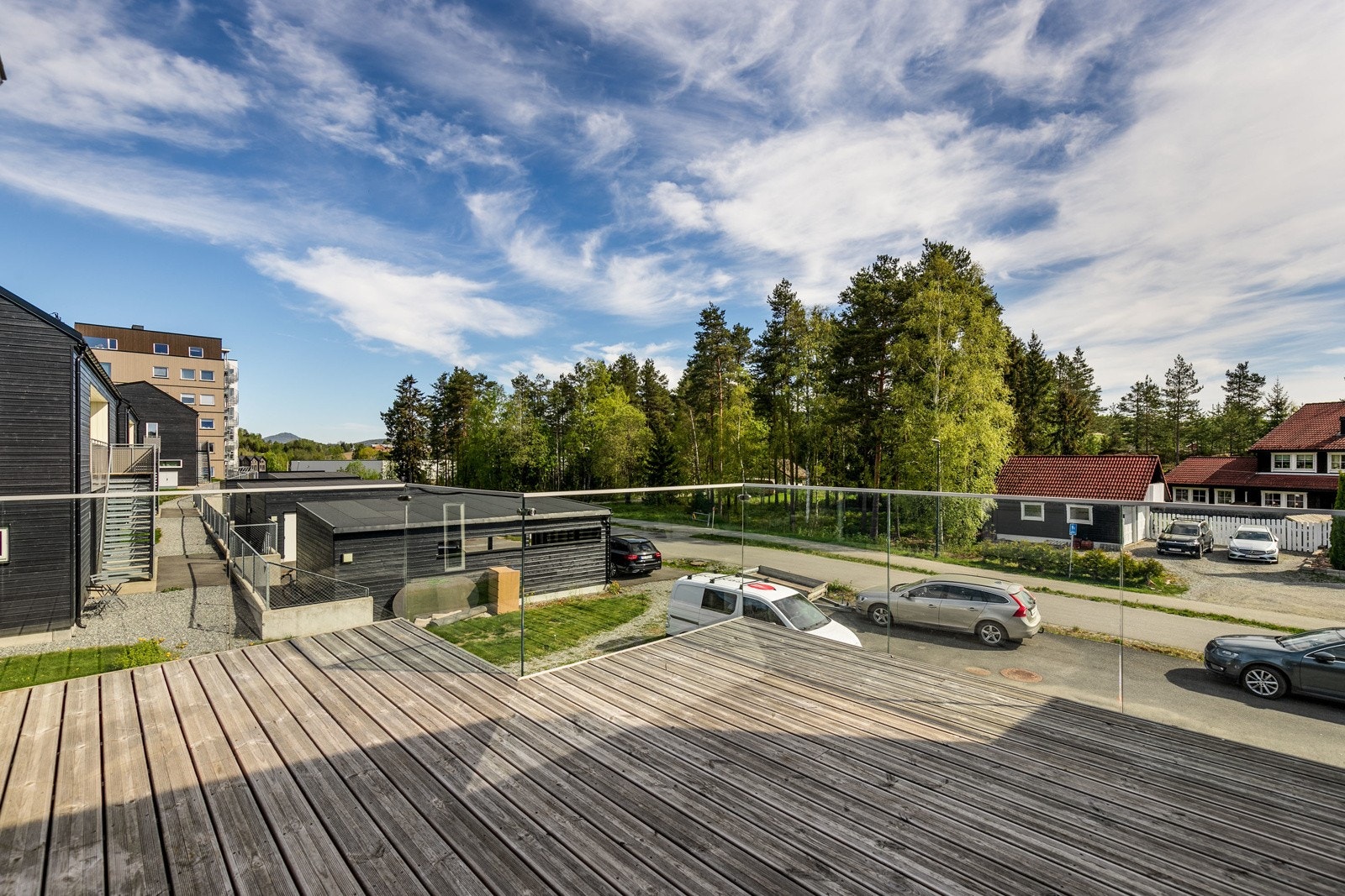 Takterrassen har gulv i impregnert furu og stolpefritt glassrekkverk samt midtdeler mellom enhetene. Galleribilde
