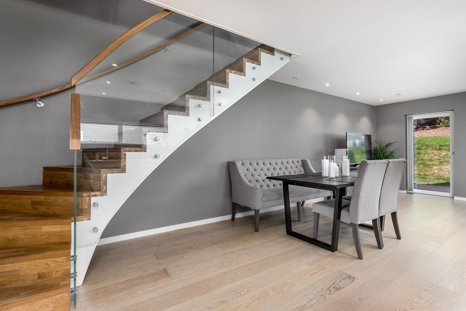 Det er lagt en-stavs parkett med vannbåren gulvvarme og vegger har malte slette flater. Galleribilde